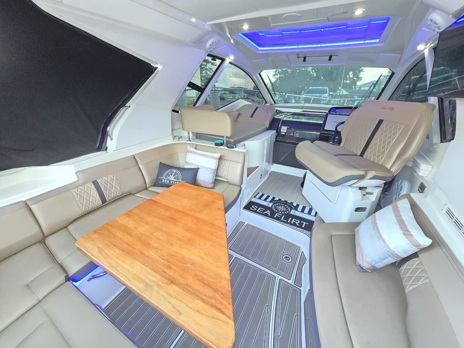 2017 Sea Ray 350 Sundancer Coupe - Photo 10