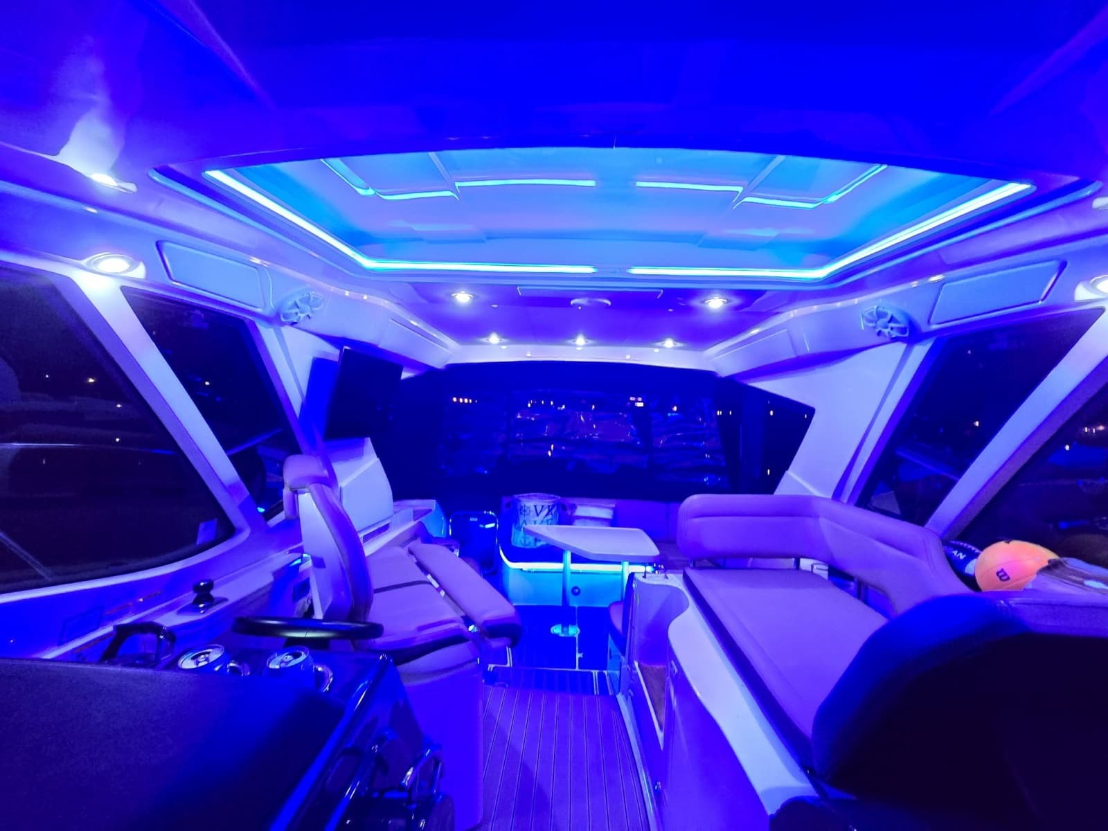 2017 Sea Ray 350 Sundancer Coupe - Photo 15