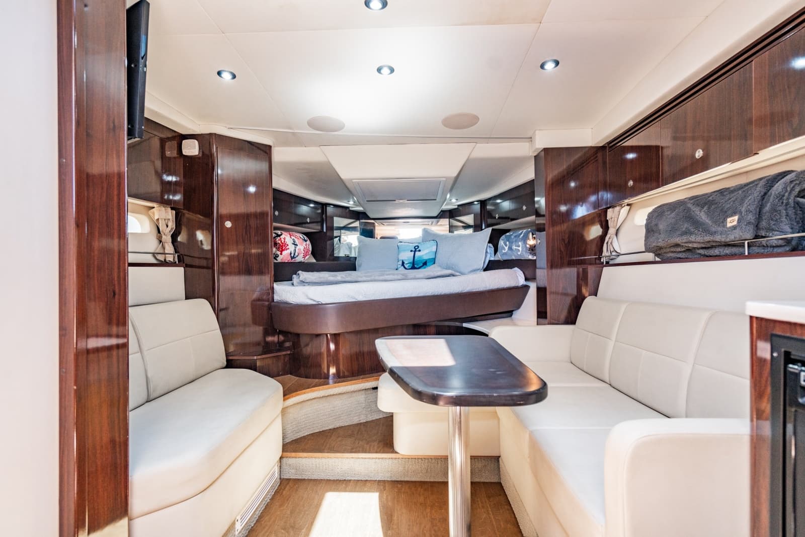 2017 Sea Ray 350 Sundancer Coupe - Photo 17