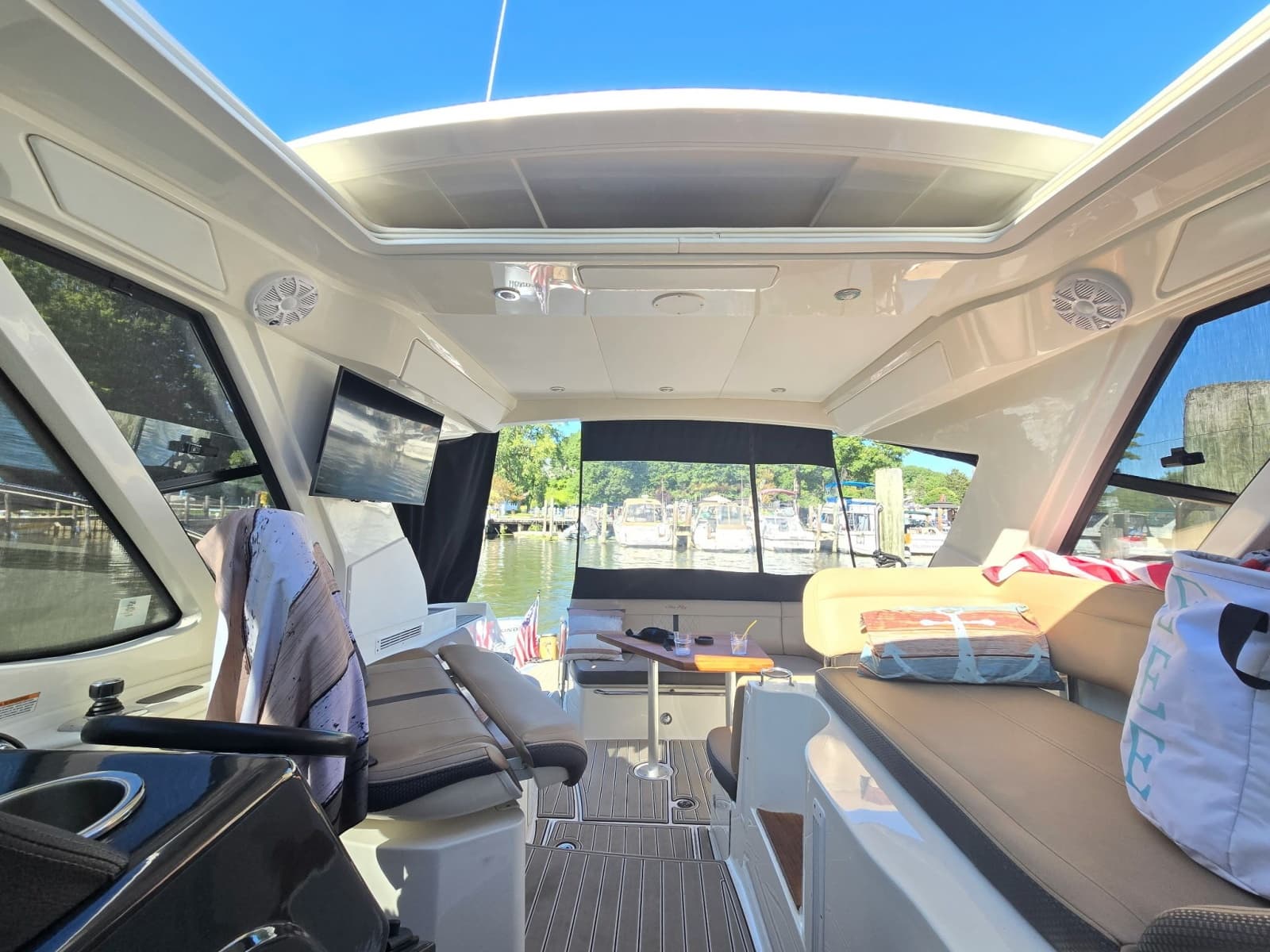 2017 Sea Ray 350 Sundancer Coupe - Photo 11