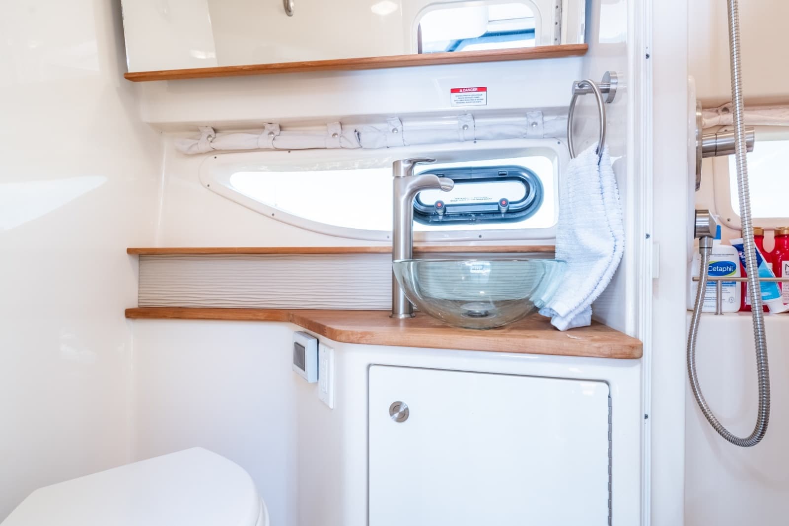 2017 Sea Ray 350 Sundancer Coupe - Photo 23