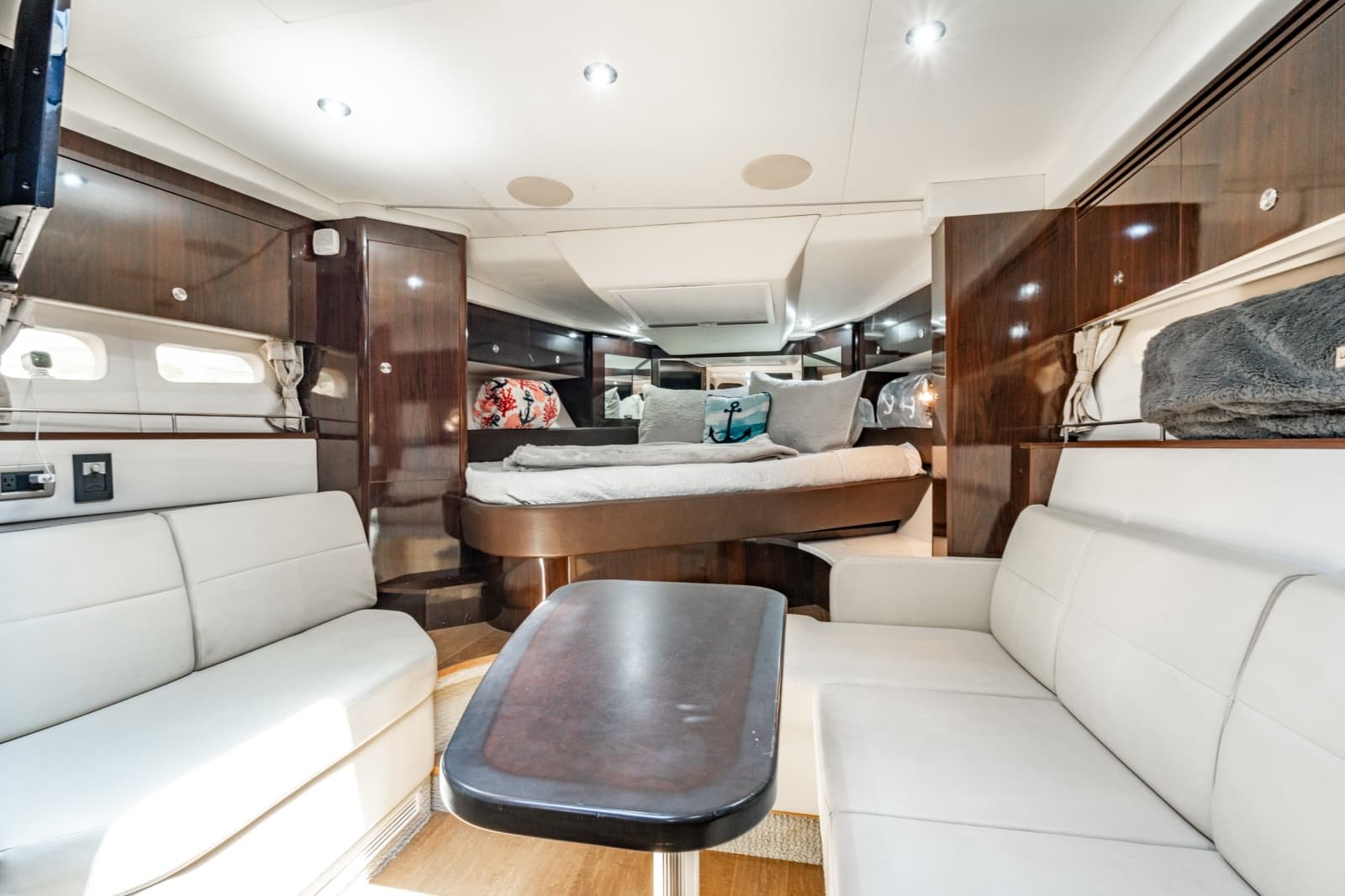 2017 Sea Ray 350 Sundancer Coupe - Photo 19