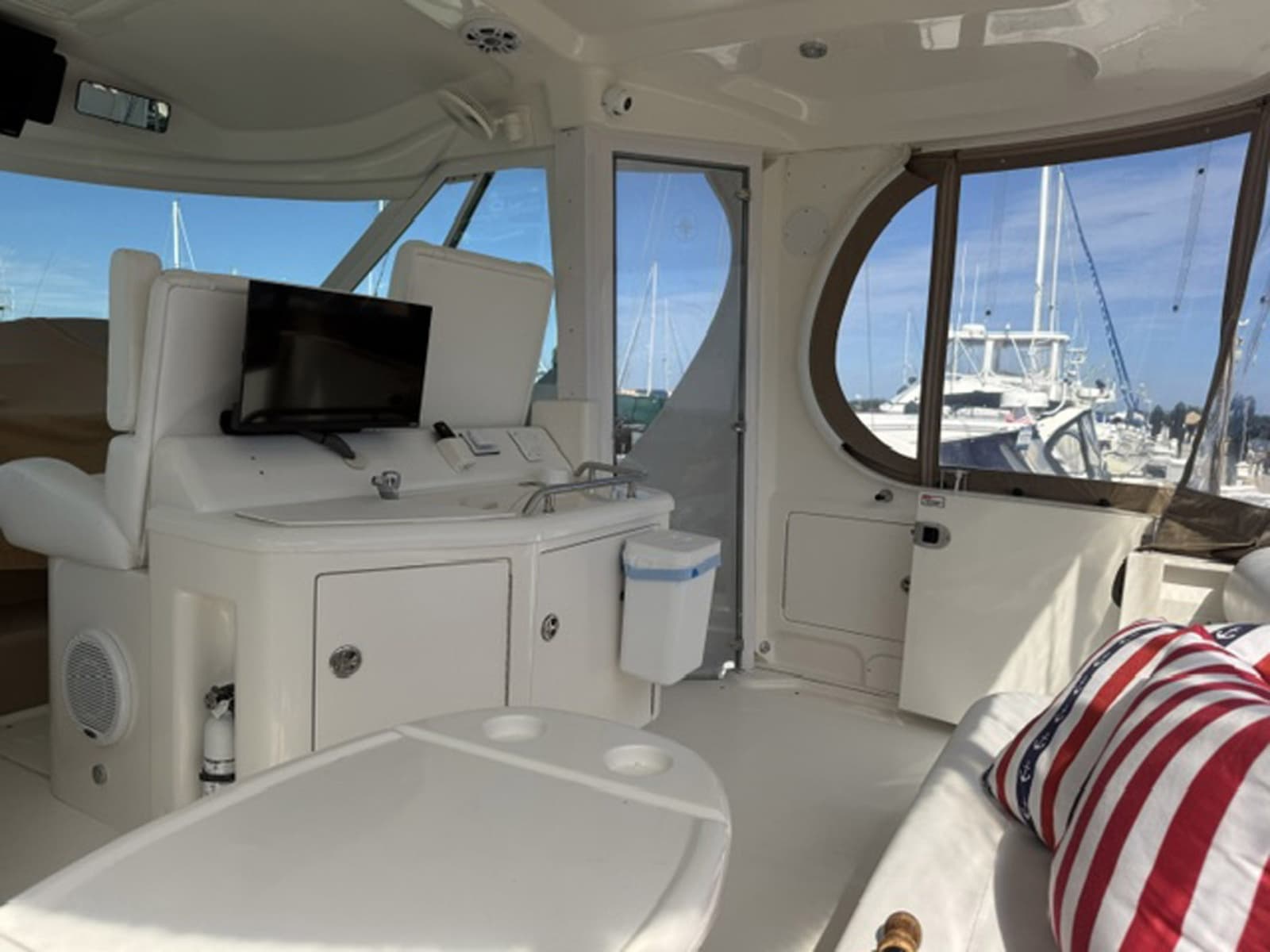 2004 Sea Ray 390 Motor Yacht - Photo 3
