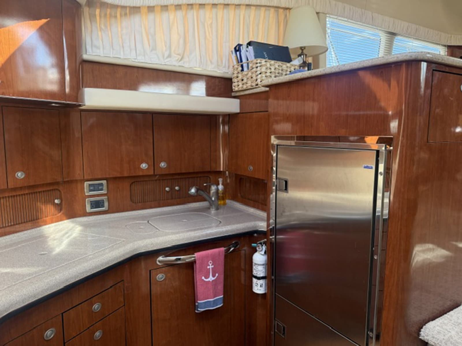 2004 Sea Ray 390 Motor Yacht - Photo 20