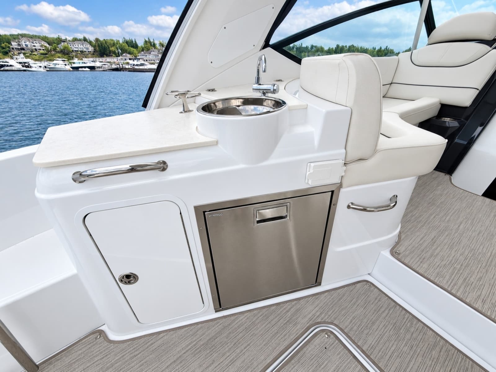 2020 Cruisers Yachts 35 Express - Photo 26
