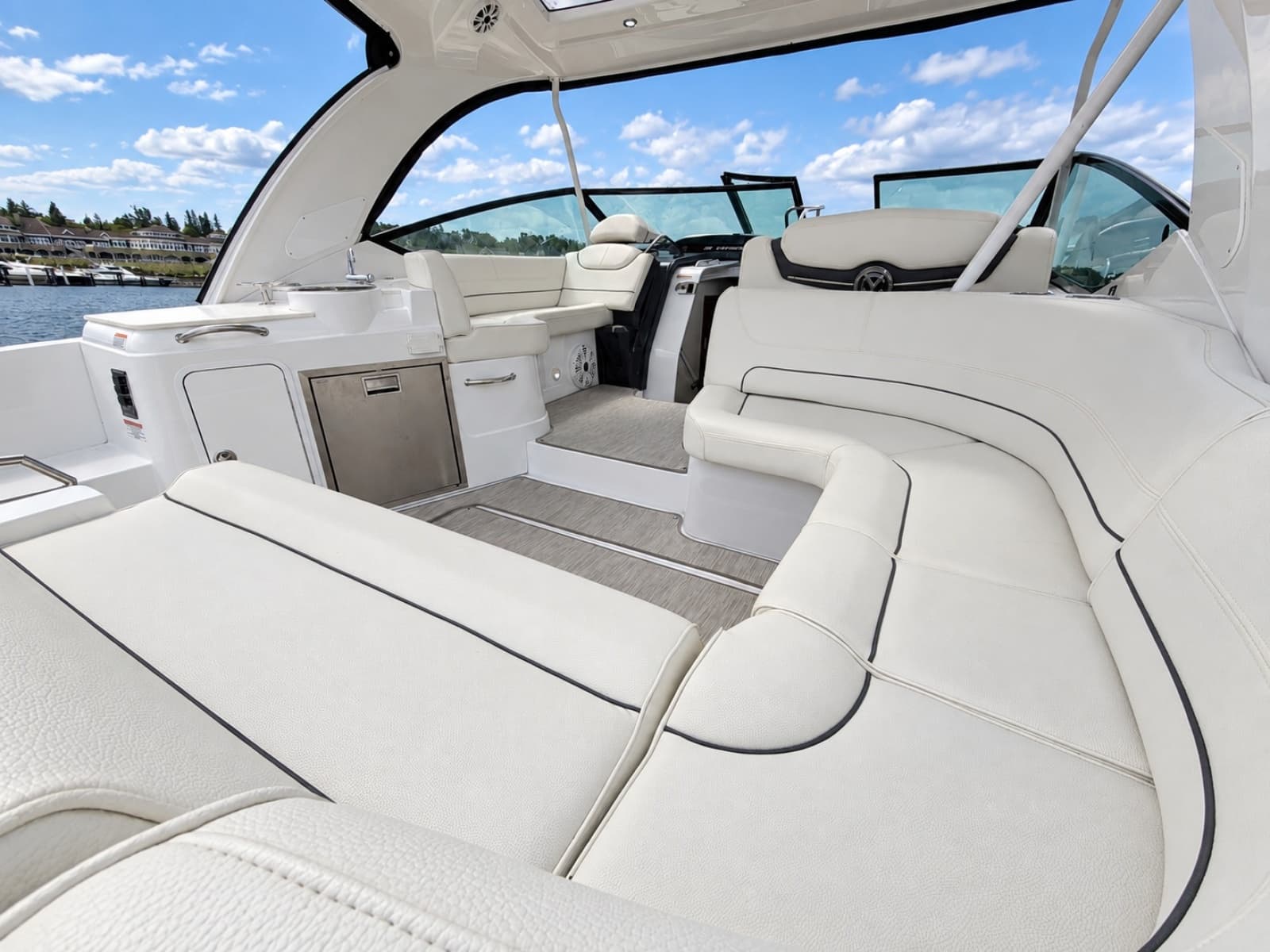 2020 Cruisers Yachts 35 Express - Photo 23