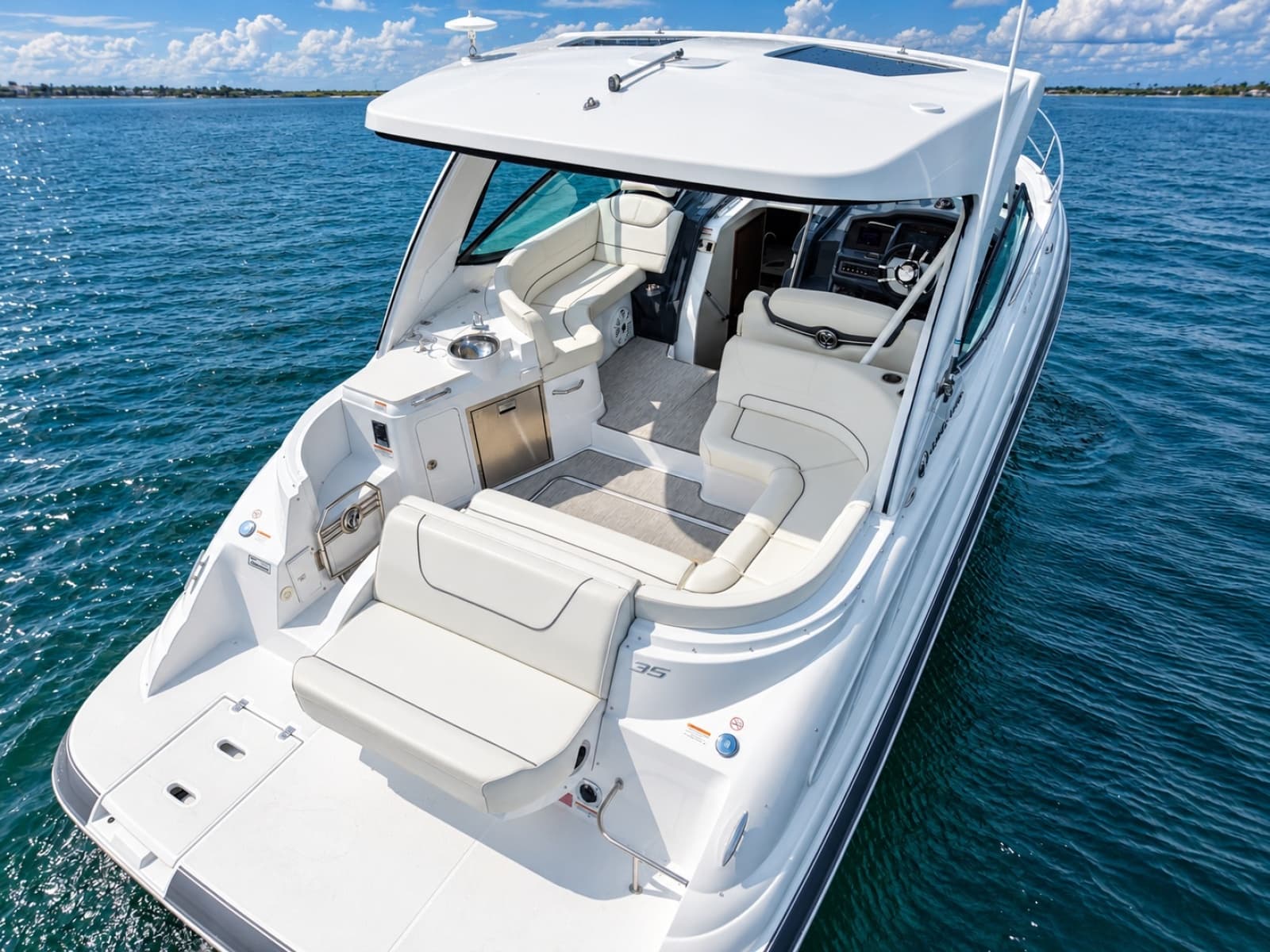 2020 Cruisers Yachts 35 Express - Photo 11