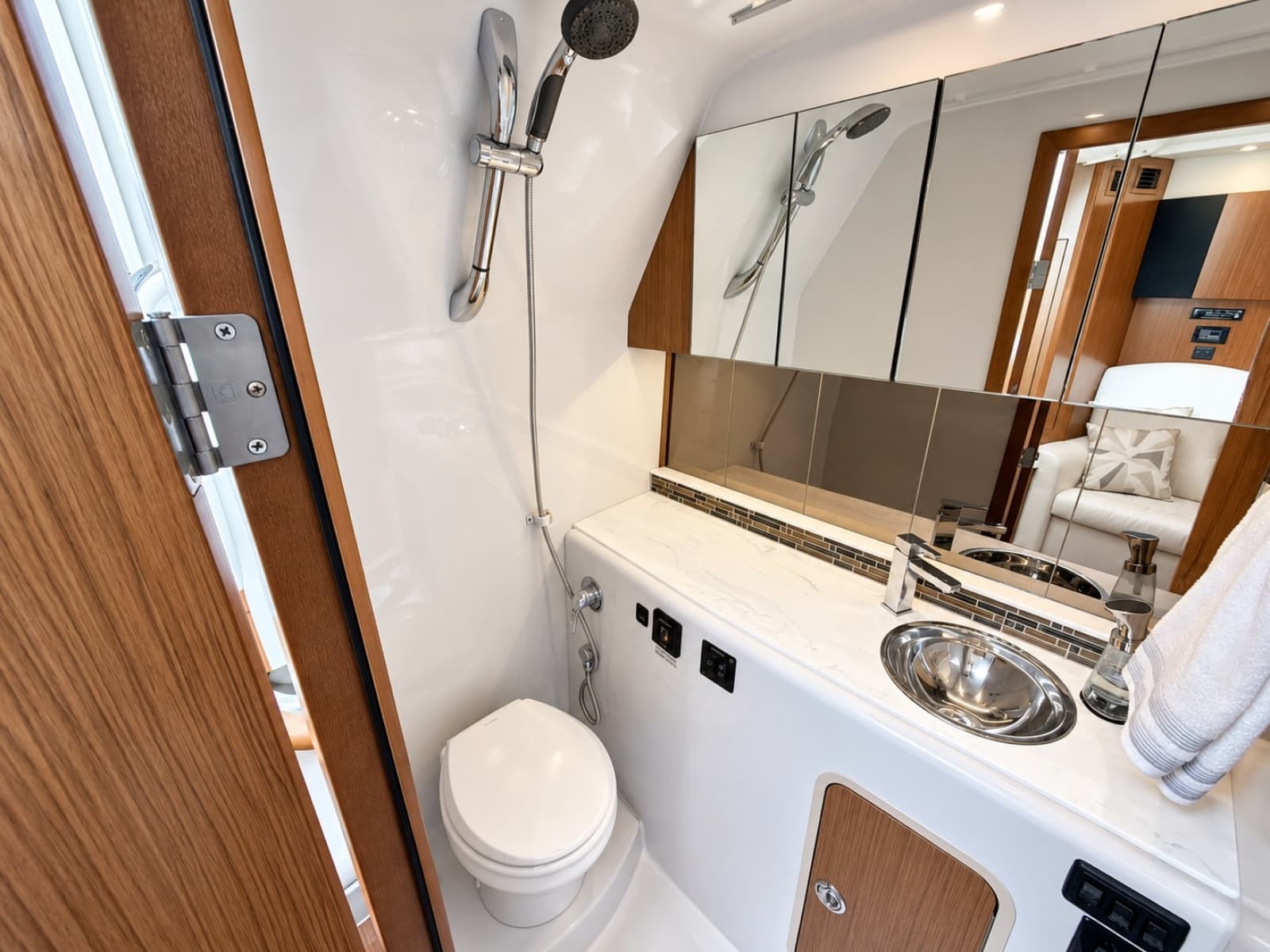 2020 Cruisers Yachts 35 Express - Photo 49
