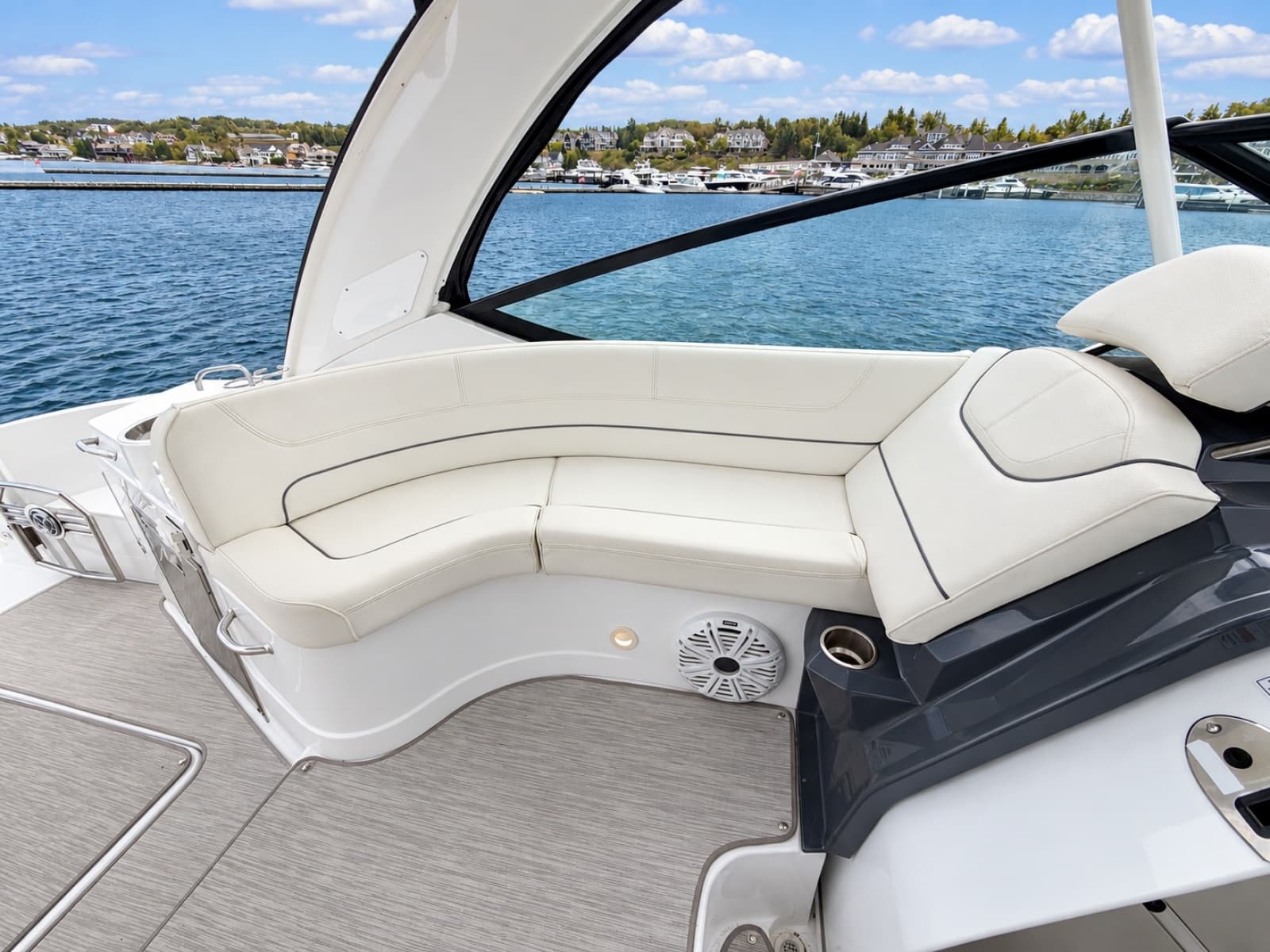 2020 Cruisers Yachts 35 Express - Photo 28