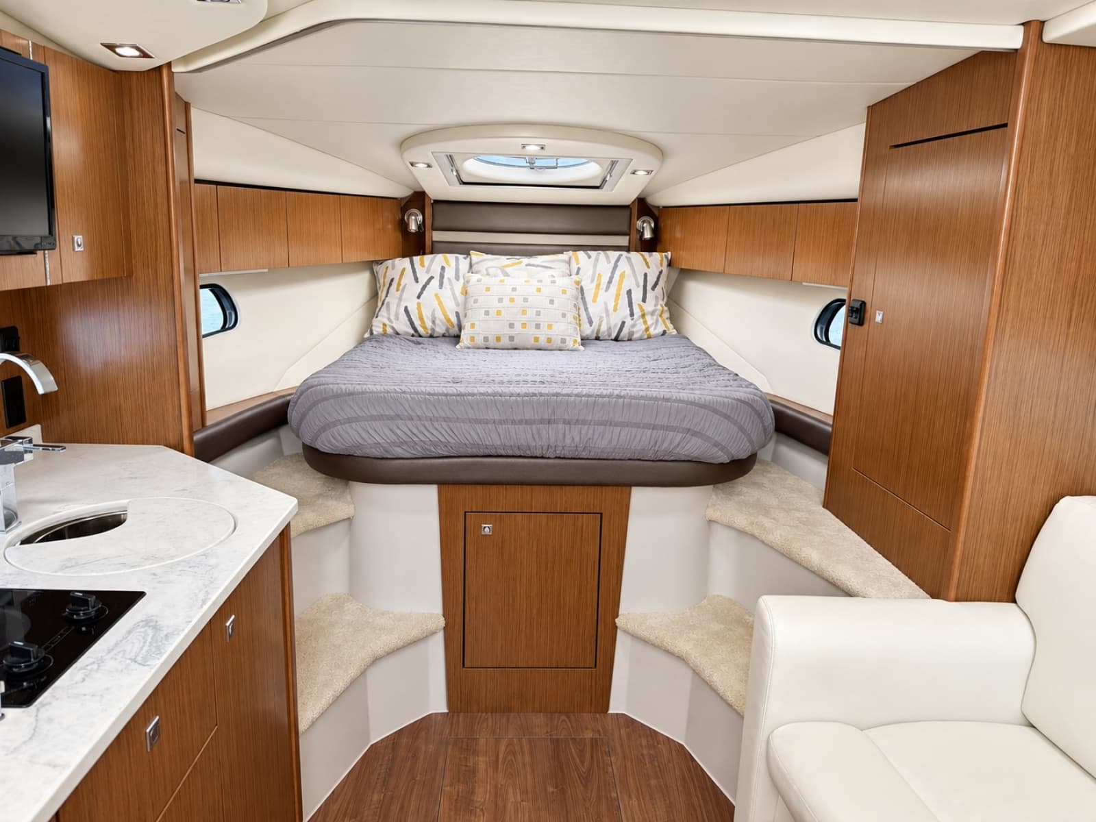 2020 Cruisers Yachts 35 Express - Photo 40