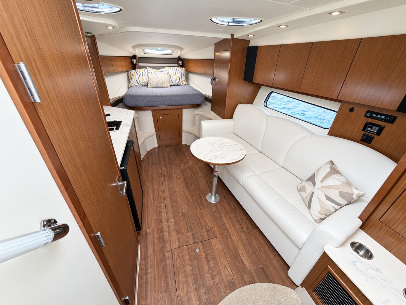 2020 Cruisers Yachts 35 Express - Photo 38