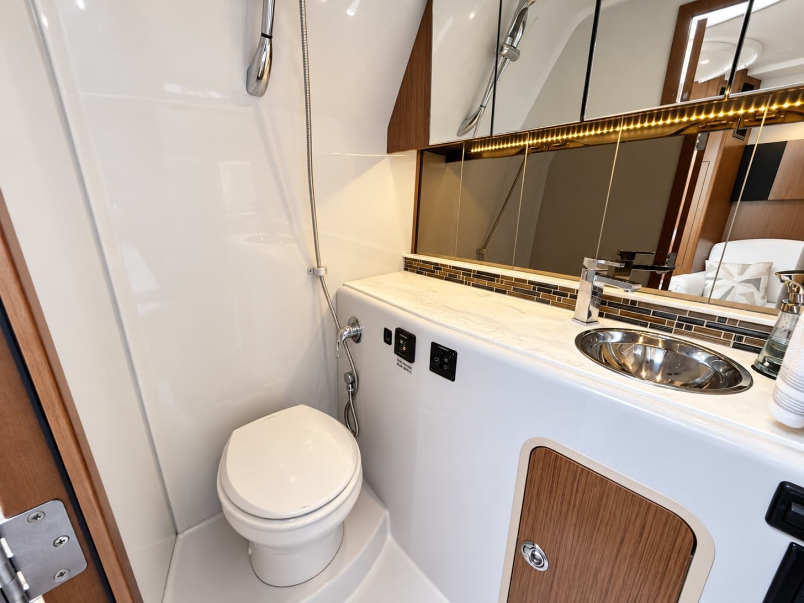 2020 Cruisers Yachts 35 Express - Photo 50