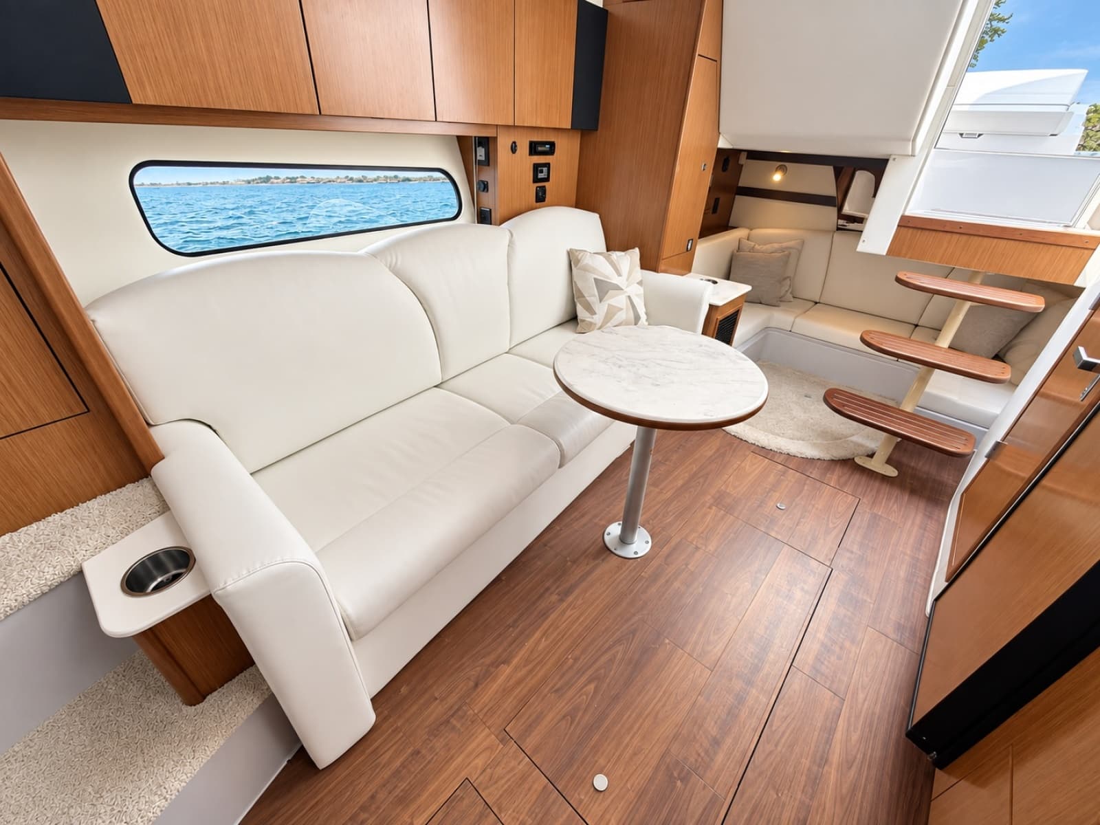 2020 Cruisers Yachts 35 Express - Photo 43