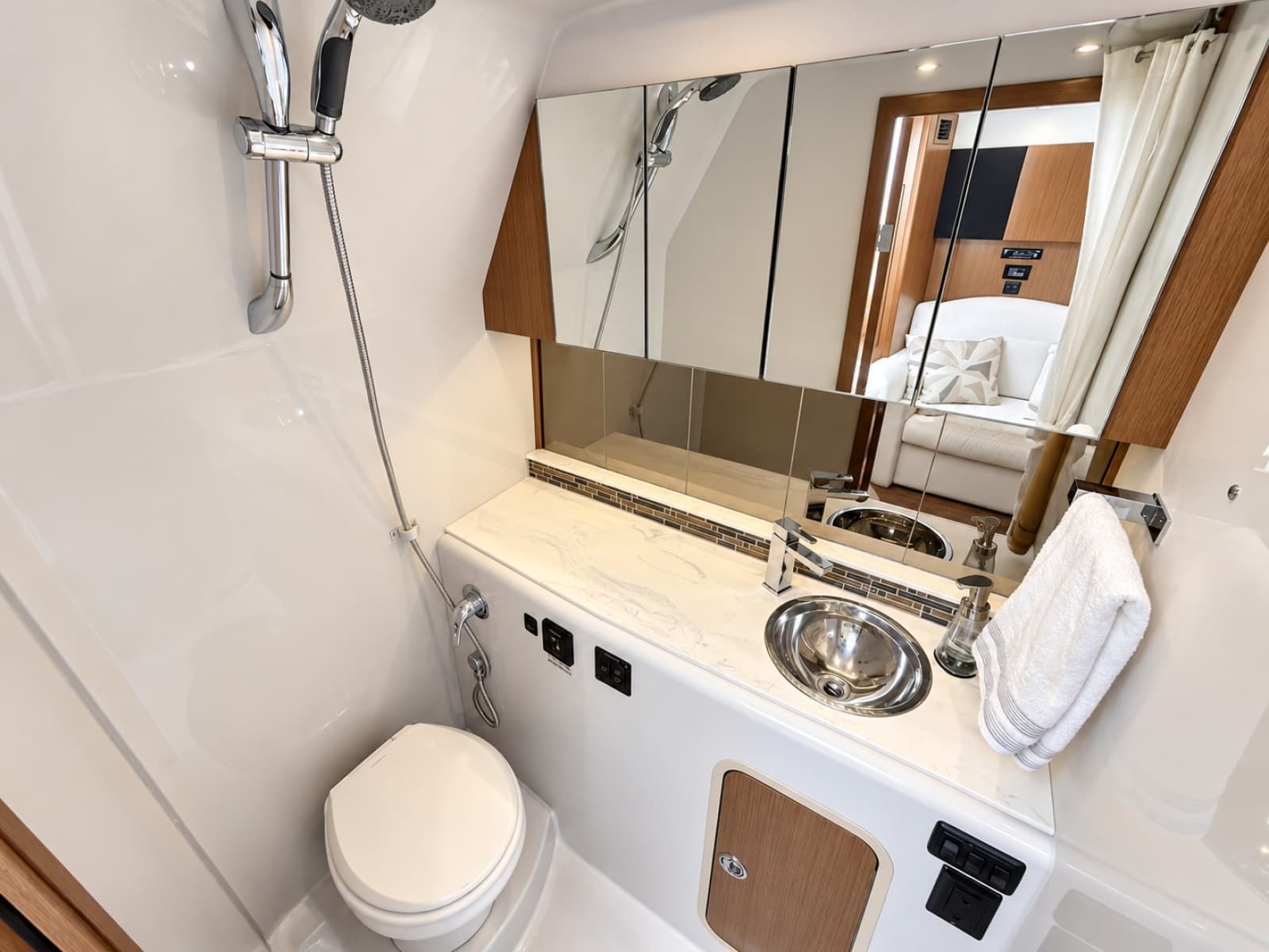 2020 Cruisers Yachts 35 Express - Photo 48