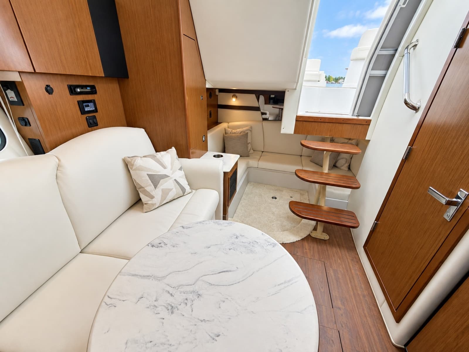 2020 Cruisers Yachts 35 Express - Photo 46