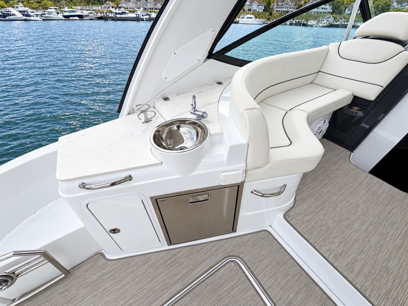 2020 Cruisers Yachts 35 Express - Photo 25