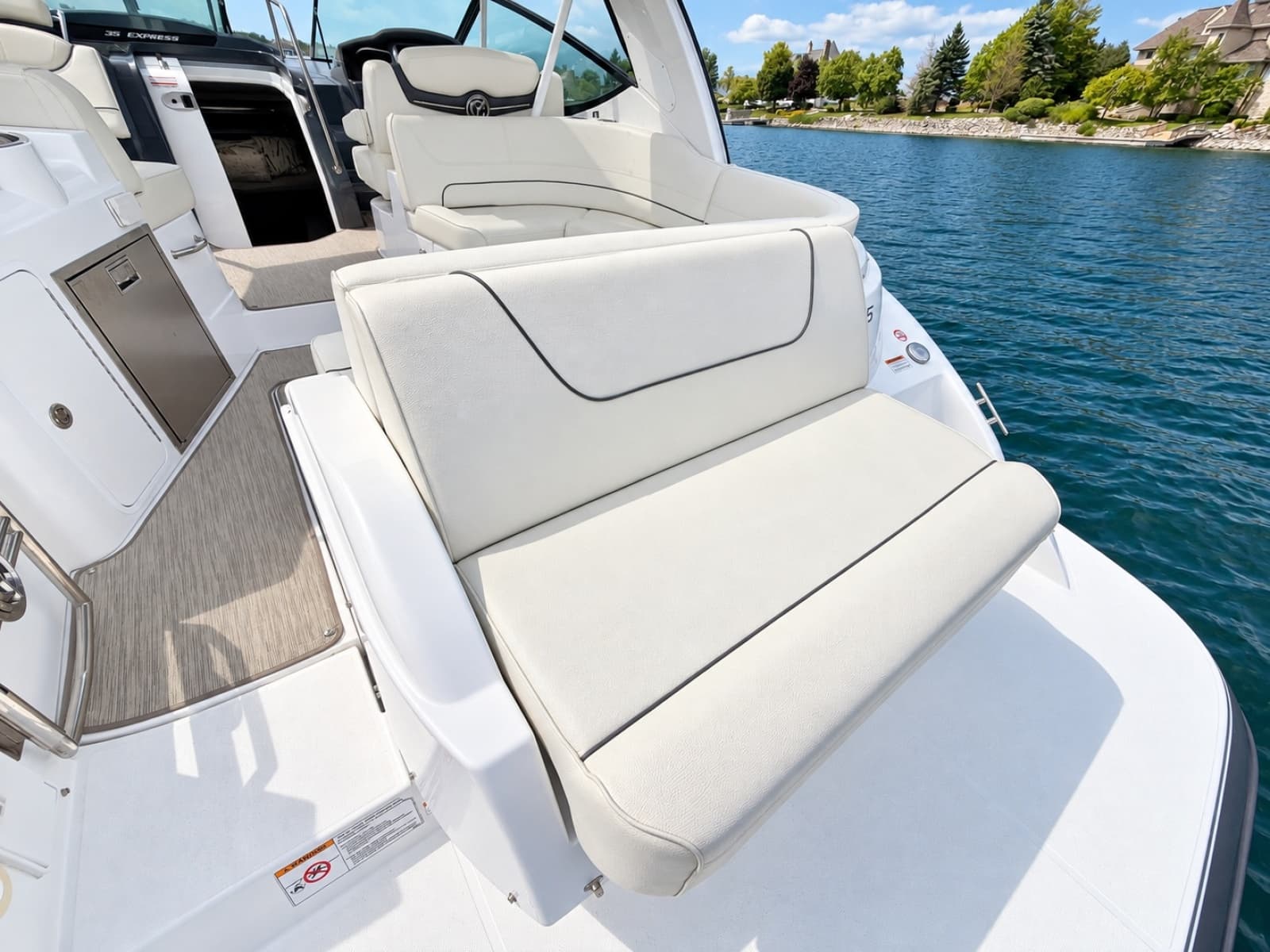 2020 Cruisers Yachts 35 Express - Photo 22