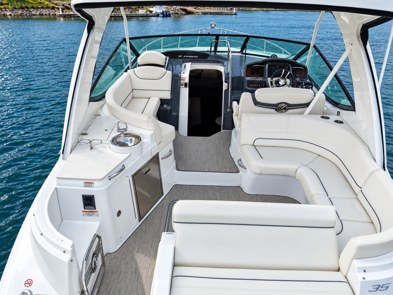 2020 Cruisers Yachts 35 Express - Photo 20