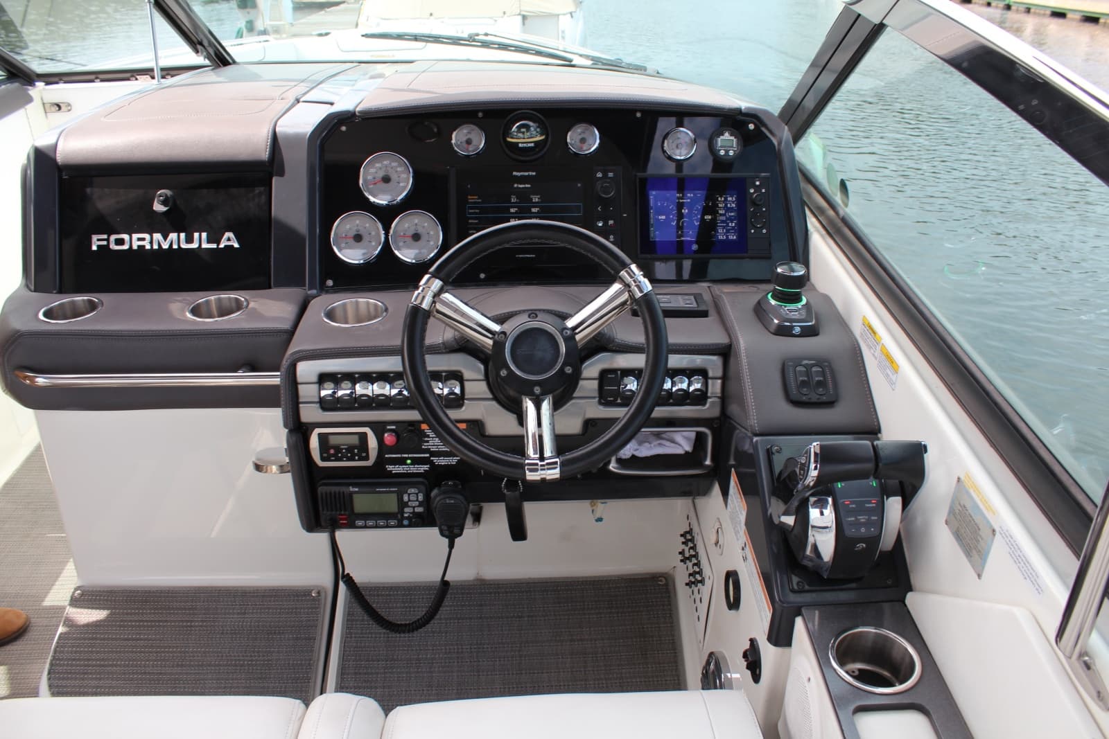 2017 Formula 330 Crossover Bowrider - Photo 18