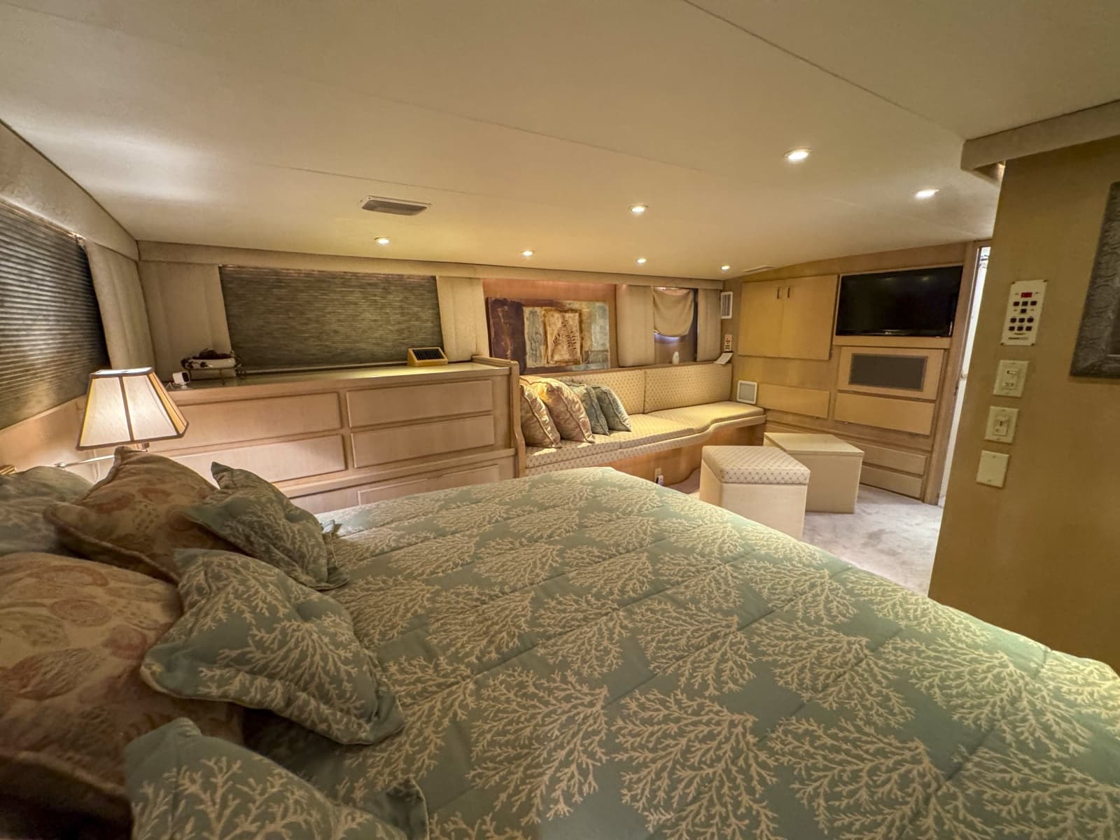 1991 Hatteras 70 Cockpit Motor Yacht - Photo 32