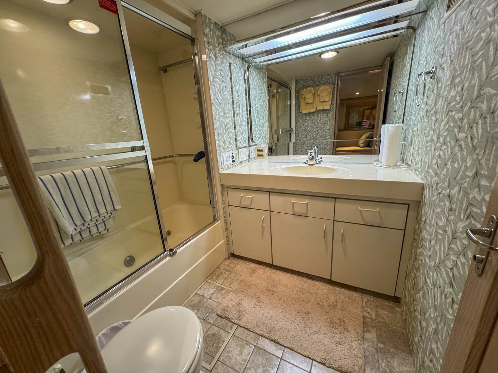 1991 Hatteras 70 Cockpit Motor Yacht - Photo 33