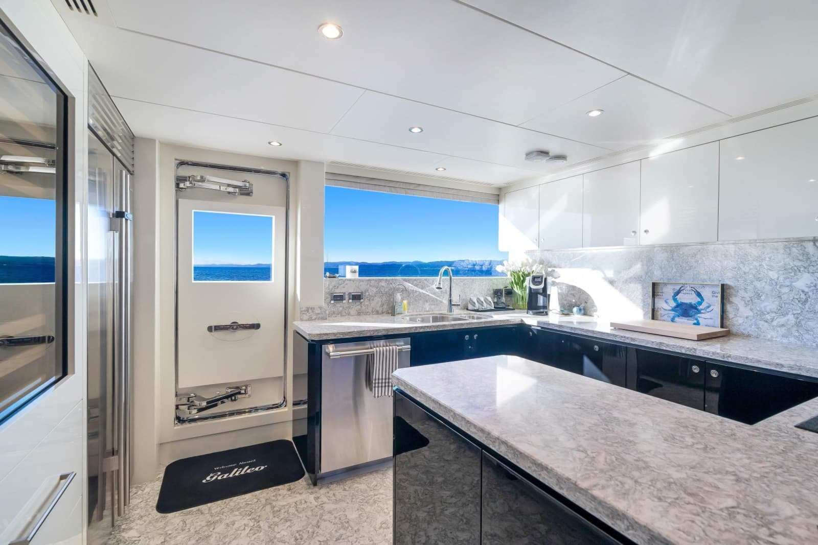 2021 Ocean Alexander 32L Motor Yacht - Photo 6