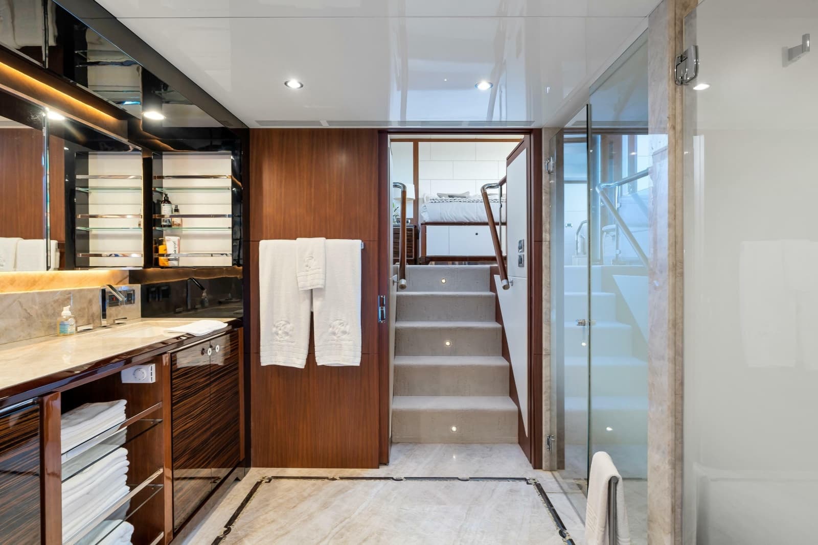 2021 Ocean Alexander 32L Motor Yacht - Photo 12