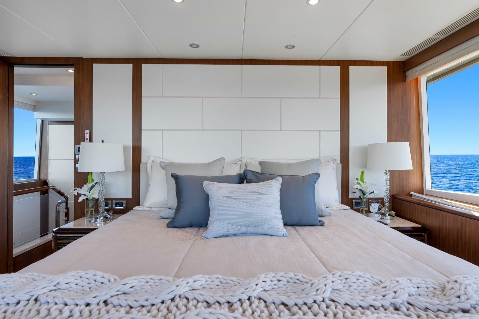 2021 Ocean Alexander 32L Motor Yacht - Photo 9