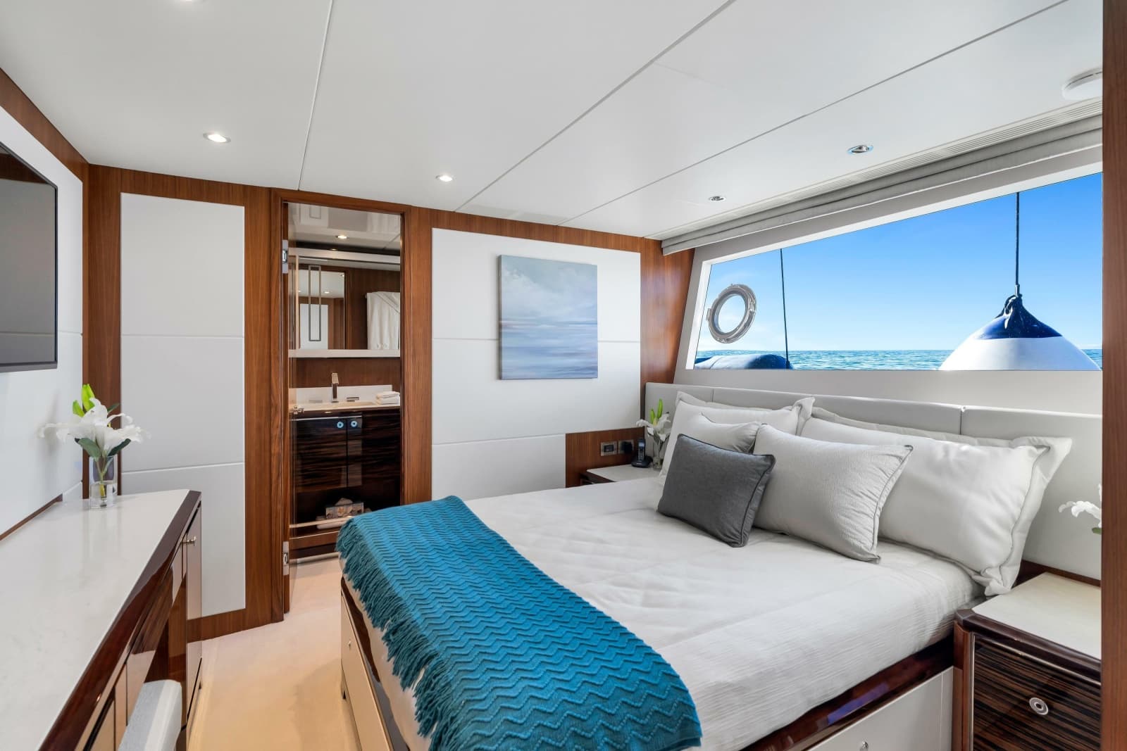 2021 Ocean Alexander 32L Motor Yacht - Photo 16