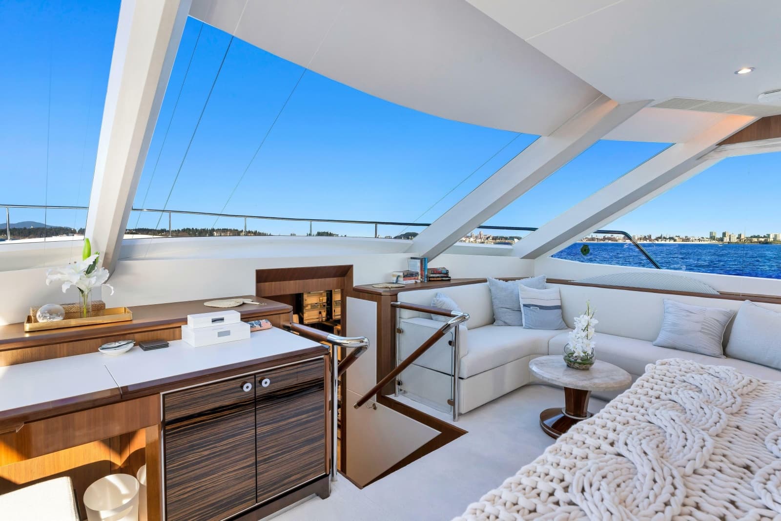 2021 Ocean Alexander 32L Motor Yacht - Photo 11