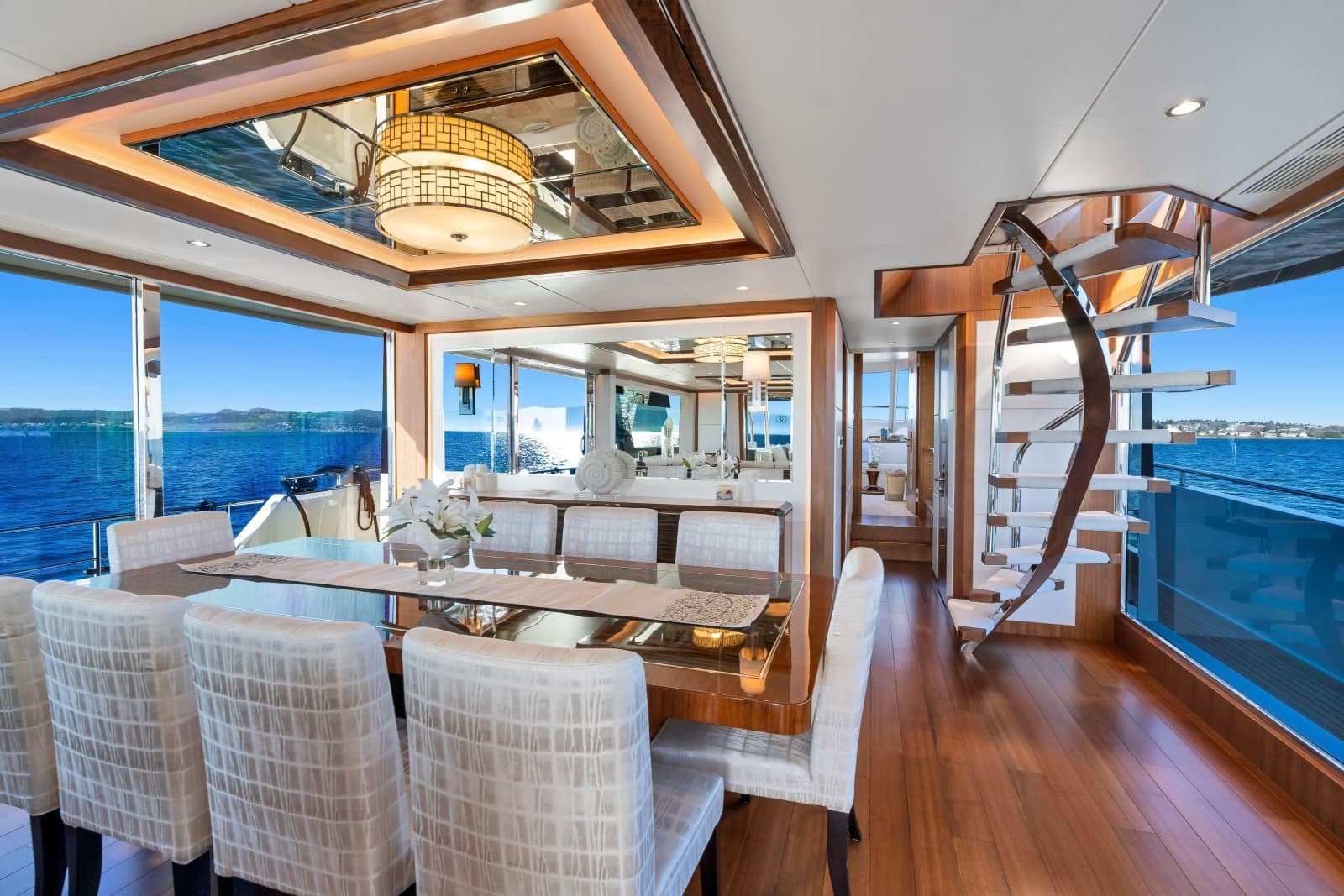 2021 Ocean Alexander 32L Motor Yacht - Photo 3