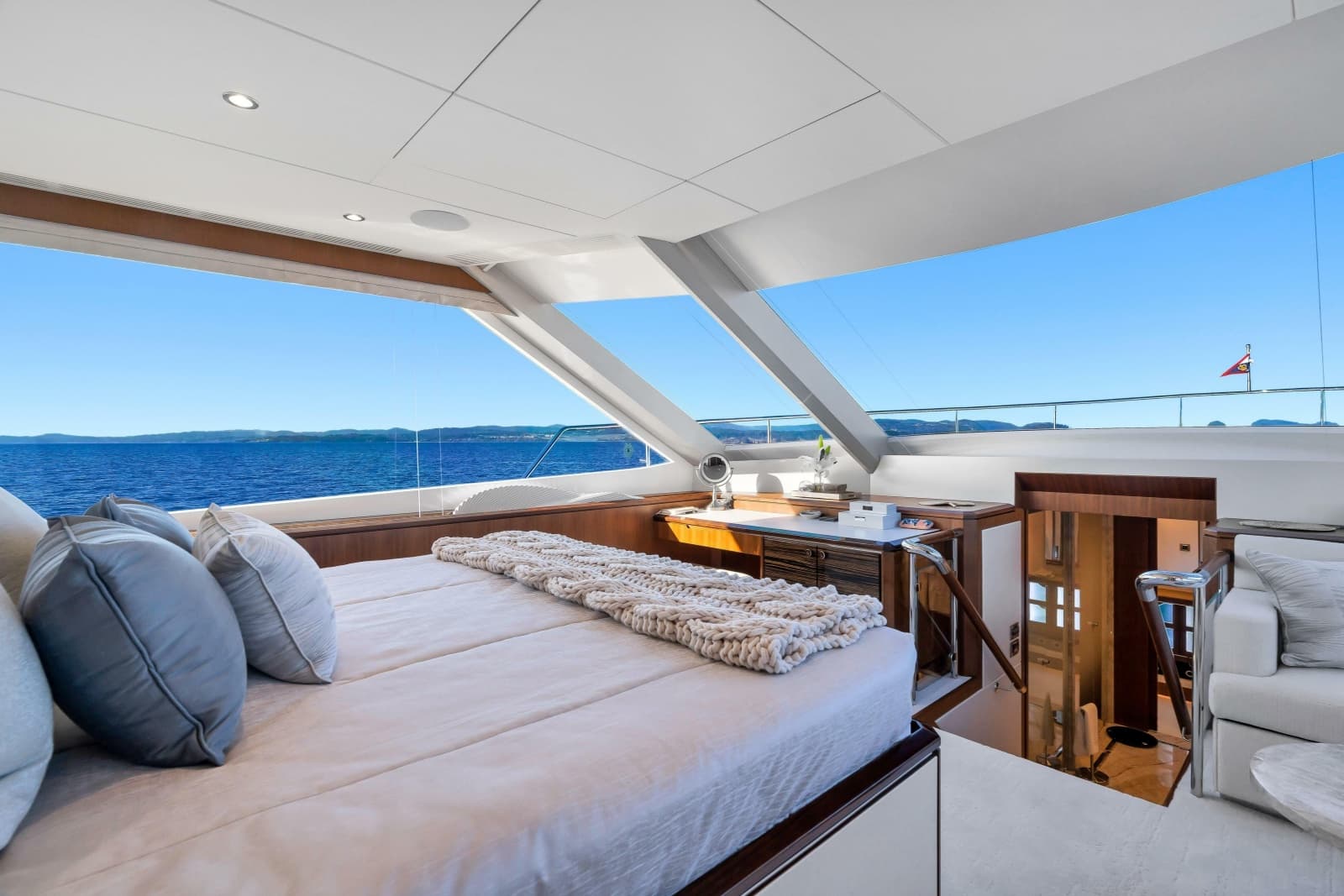 2021 Ocean Alexander 32L Motor Yacht - Photo 10