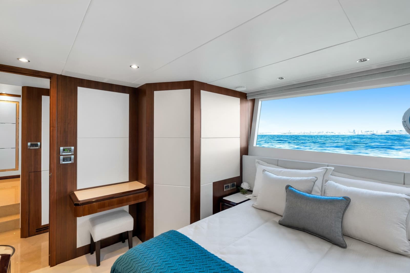 2021 Ocean Alexander 32L Motor Yacht - Photo 17