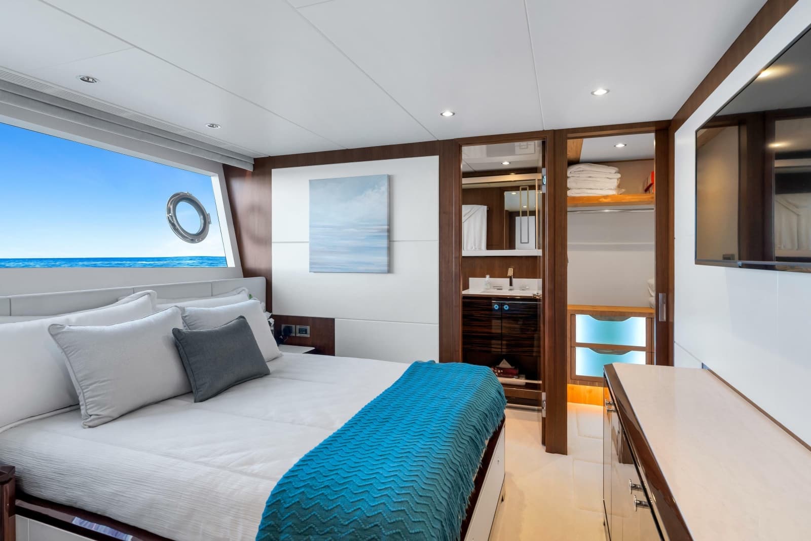 2021 Ocean Alexander 32L Motor Yacht - Photo 14