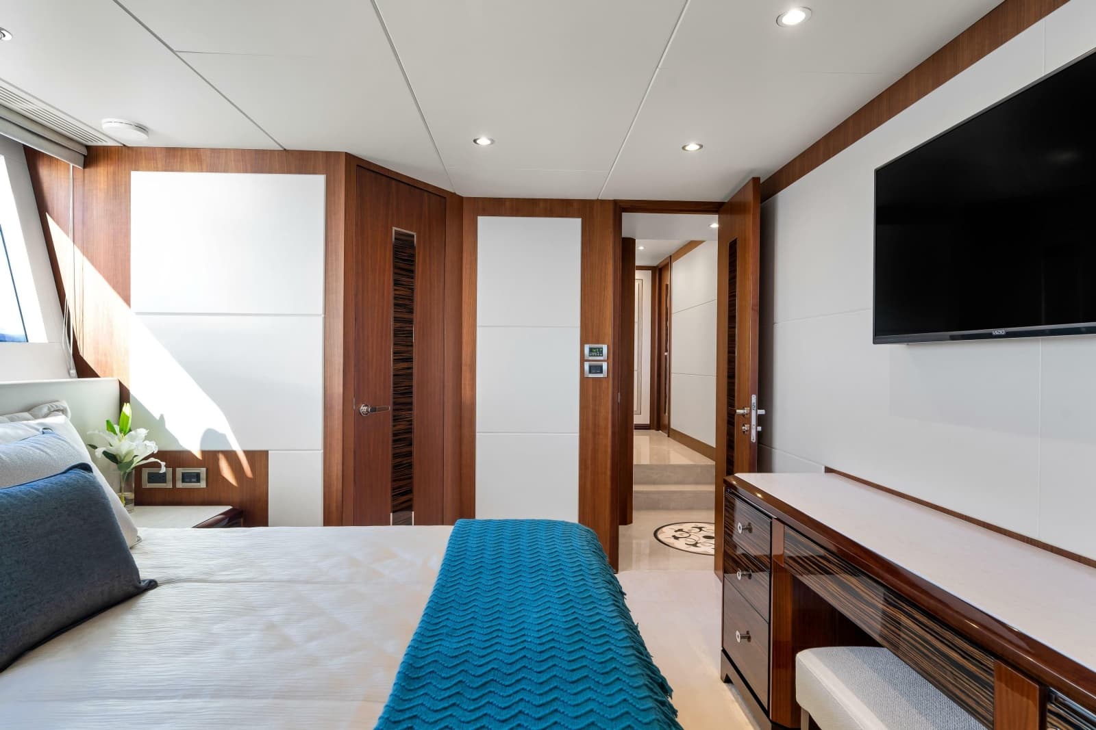 2021 Ocean Alexander 32L Motor Yacht - Photo 15