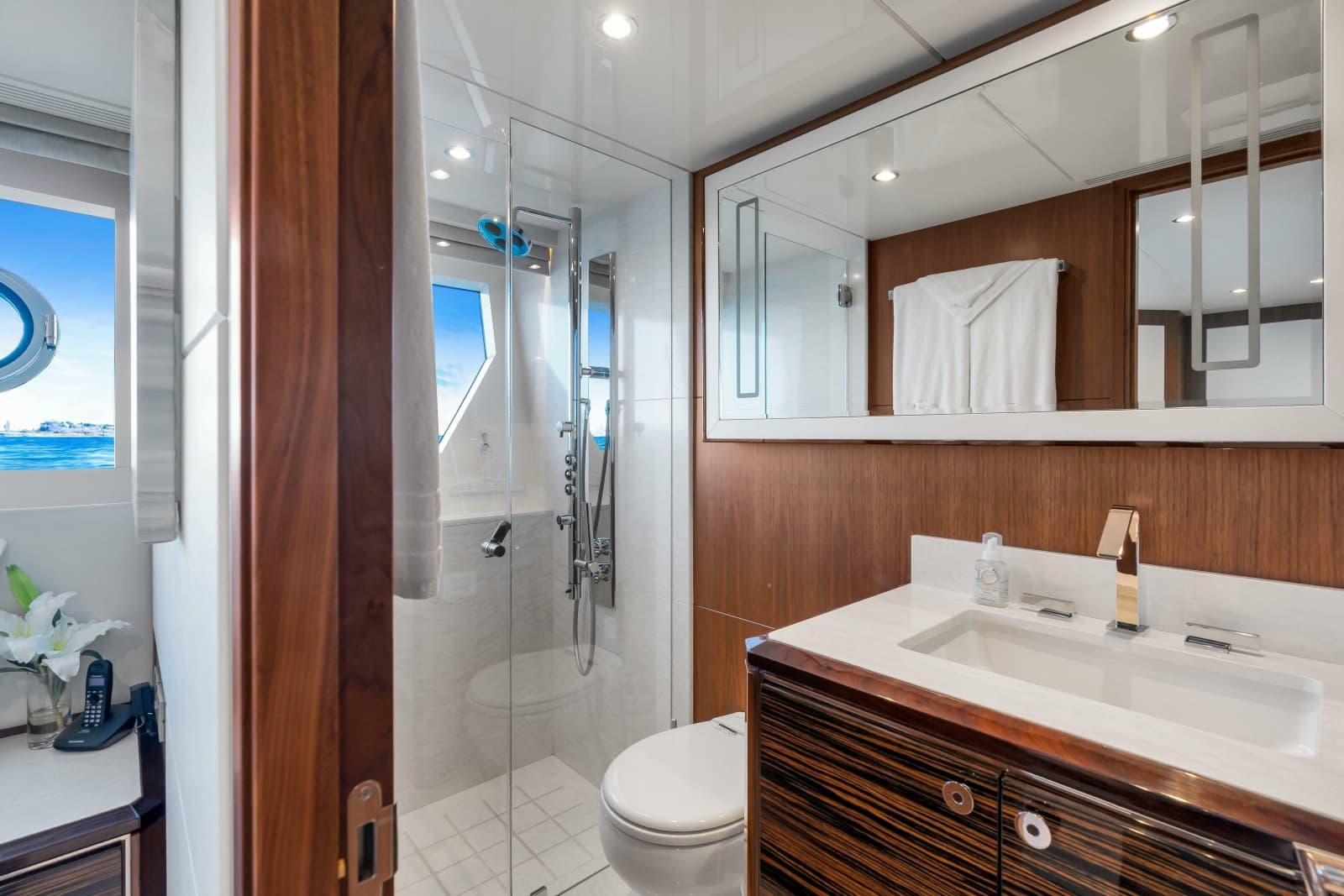 2021 Ocean Alexander 32L Motor Yacht - Photo 18