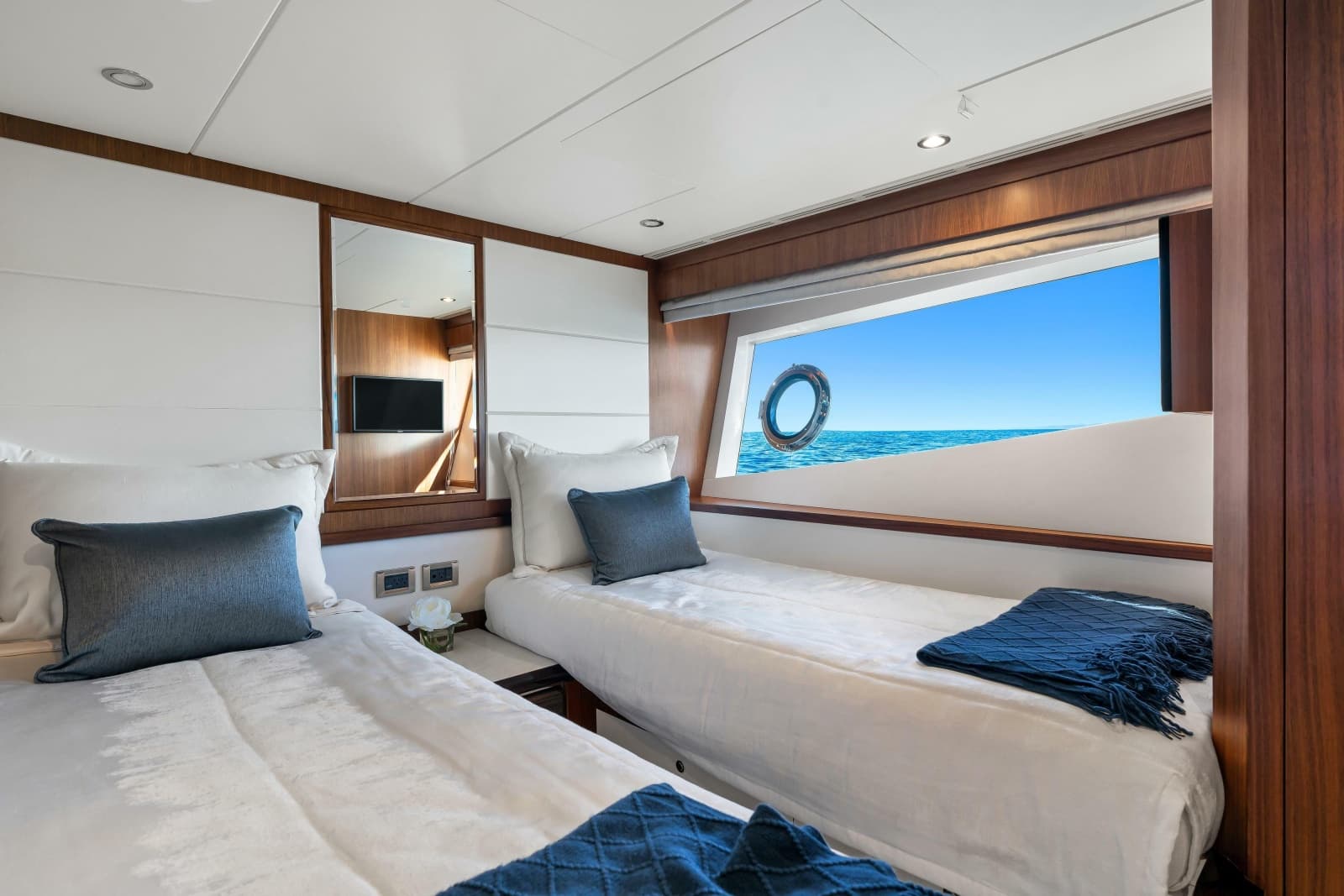 2021 Ocean Alexander 32L Motor Yacht - Photo 20