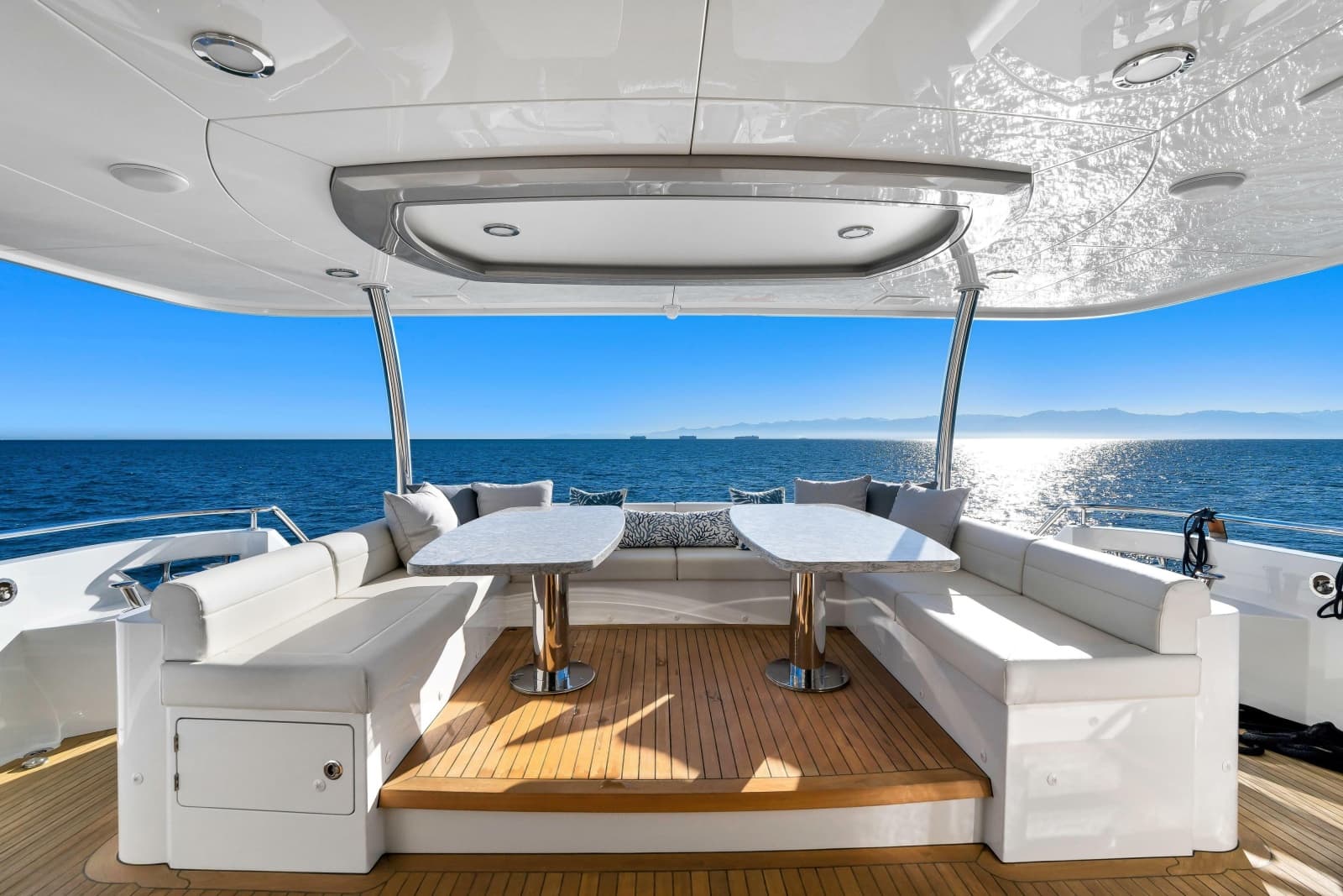 2021 Ocean Alexander 32L Motor Yacht - Photo 26