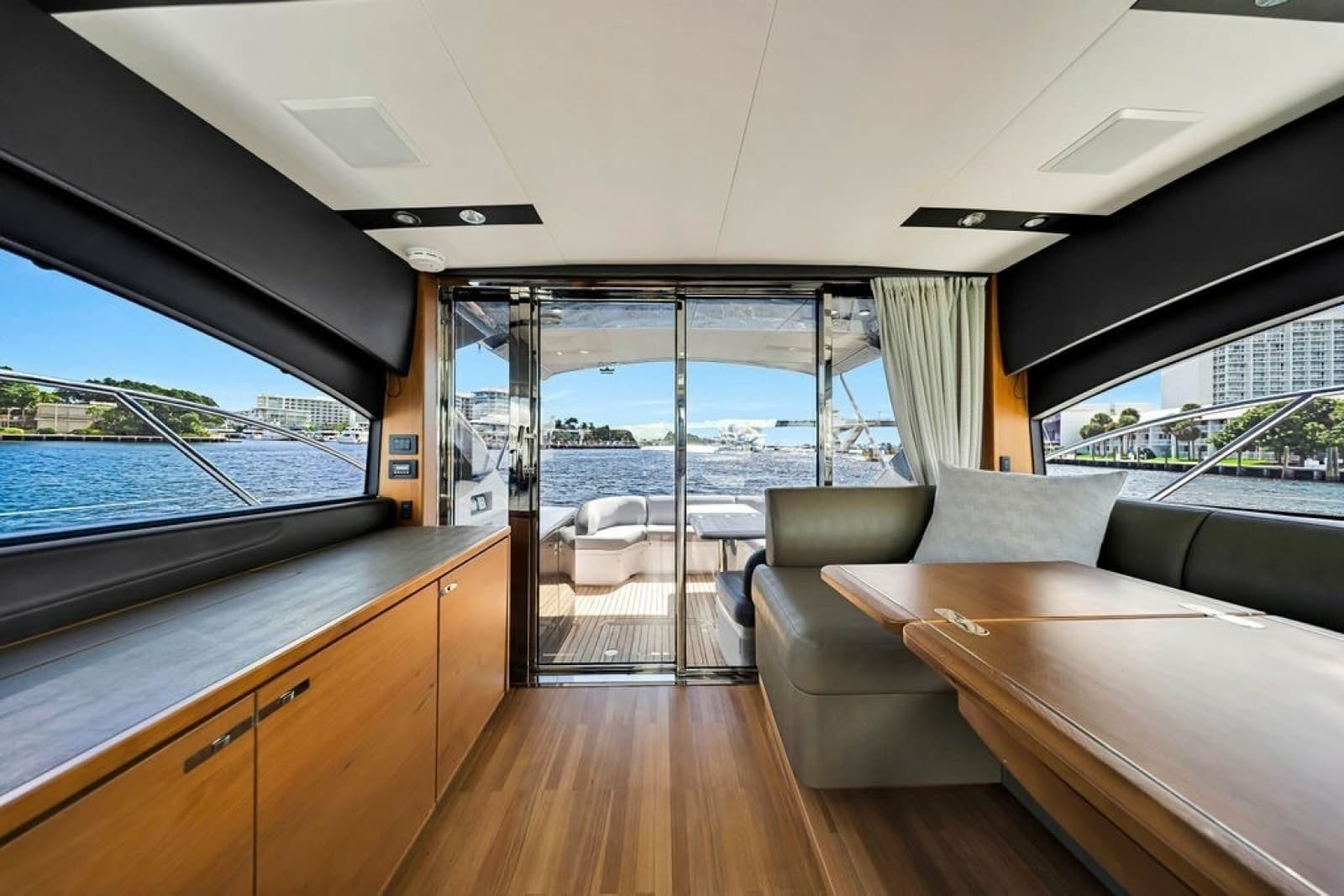 2015 Princess V48 - Photo 24