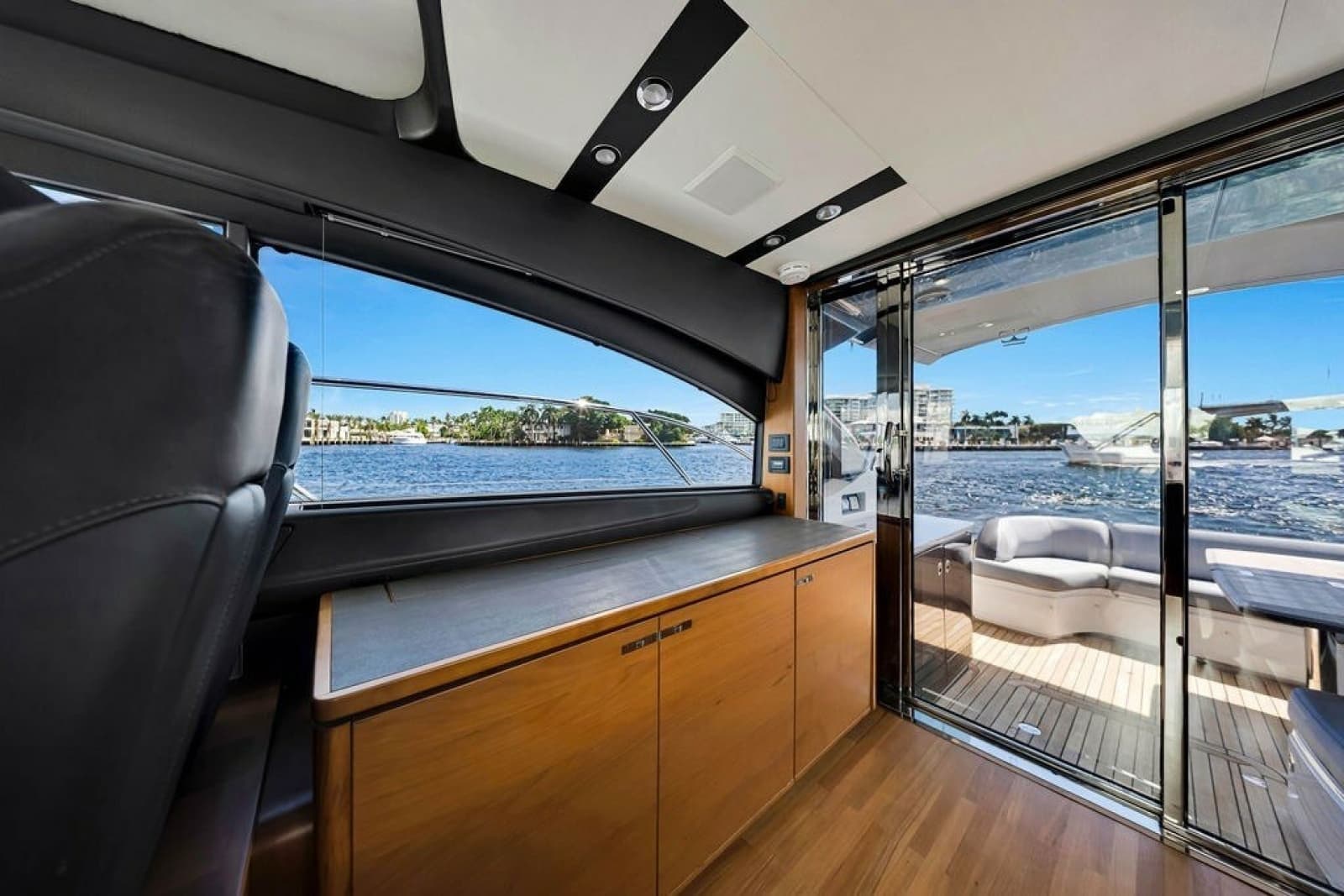 2015 Princess V48 - Photo 25
