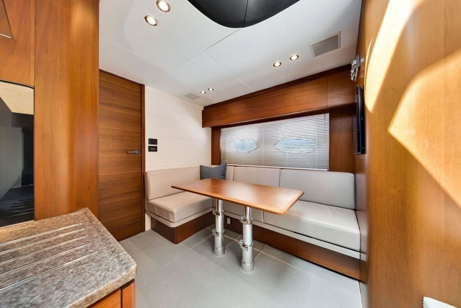 2015 Princess V48 - Photo 37
