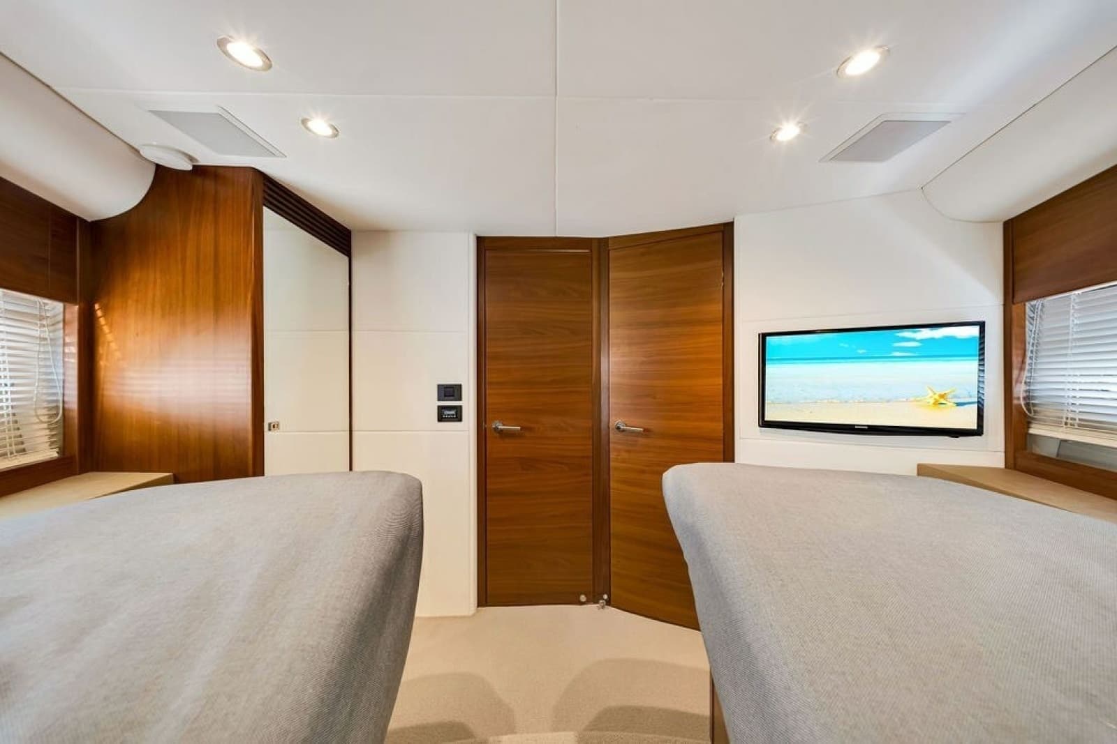 2015 Princess V48 - Photo 52