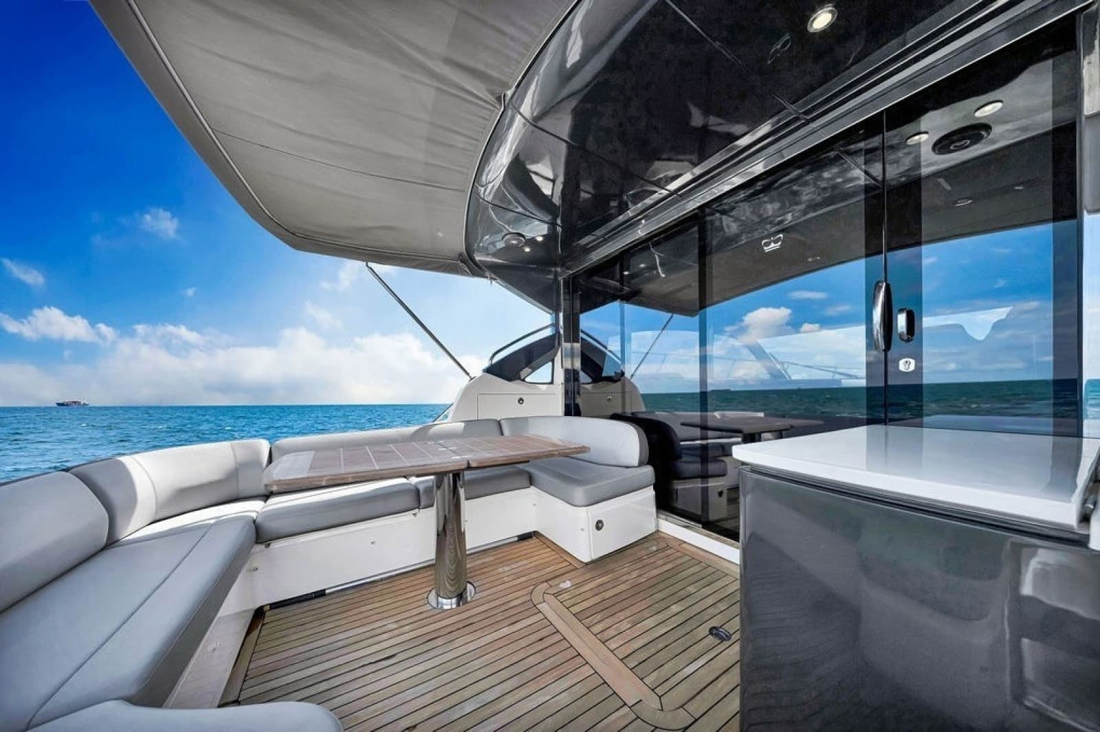 2015 Princess V48 - Photo 17
