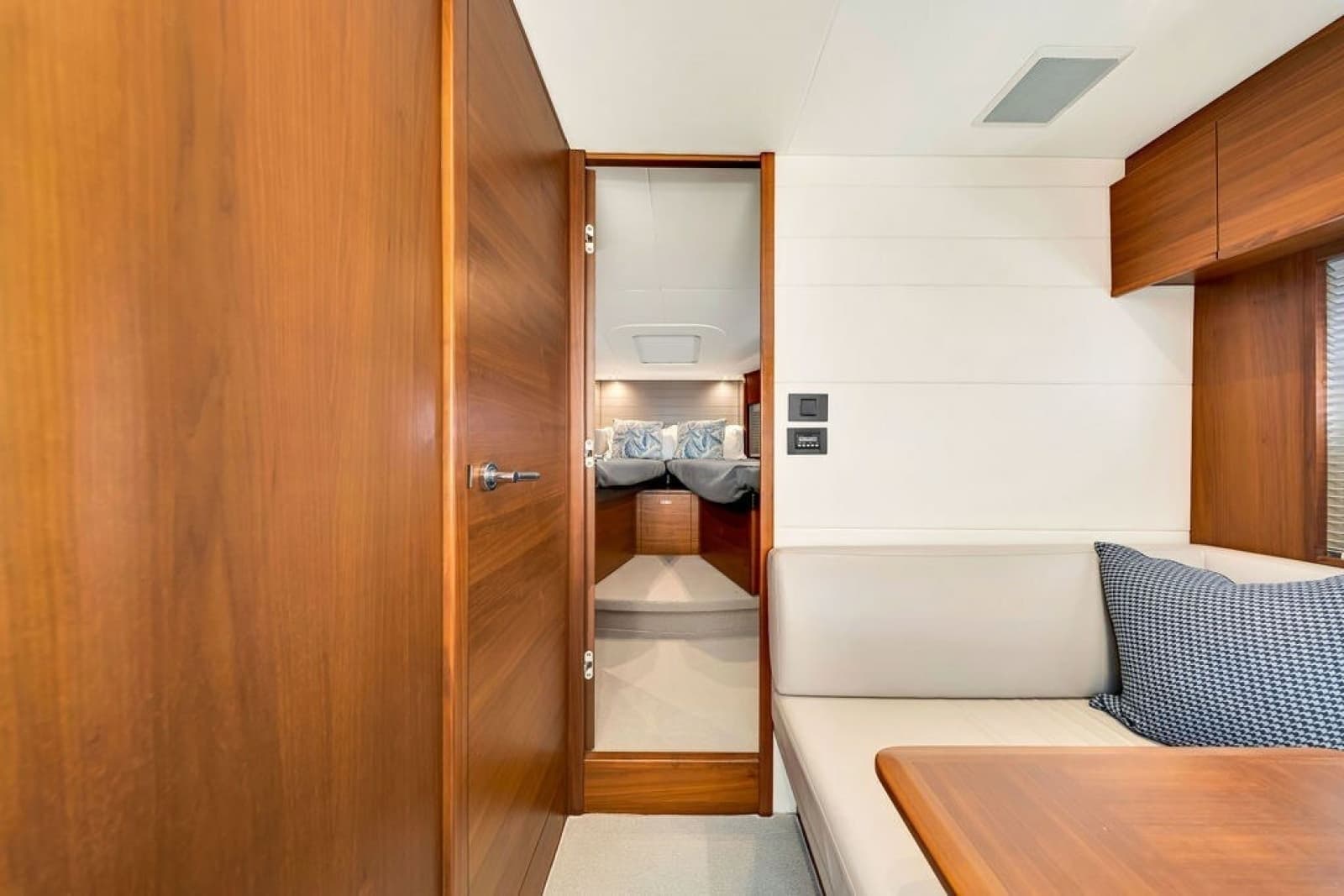 2015 Princess V48 - Photo 48
