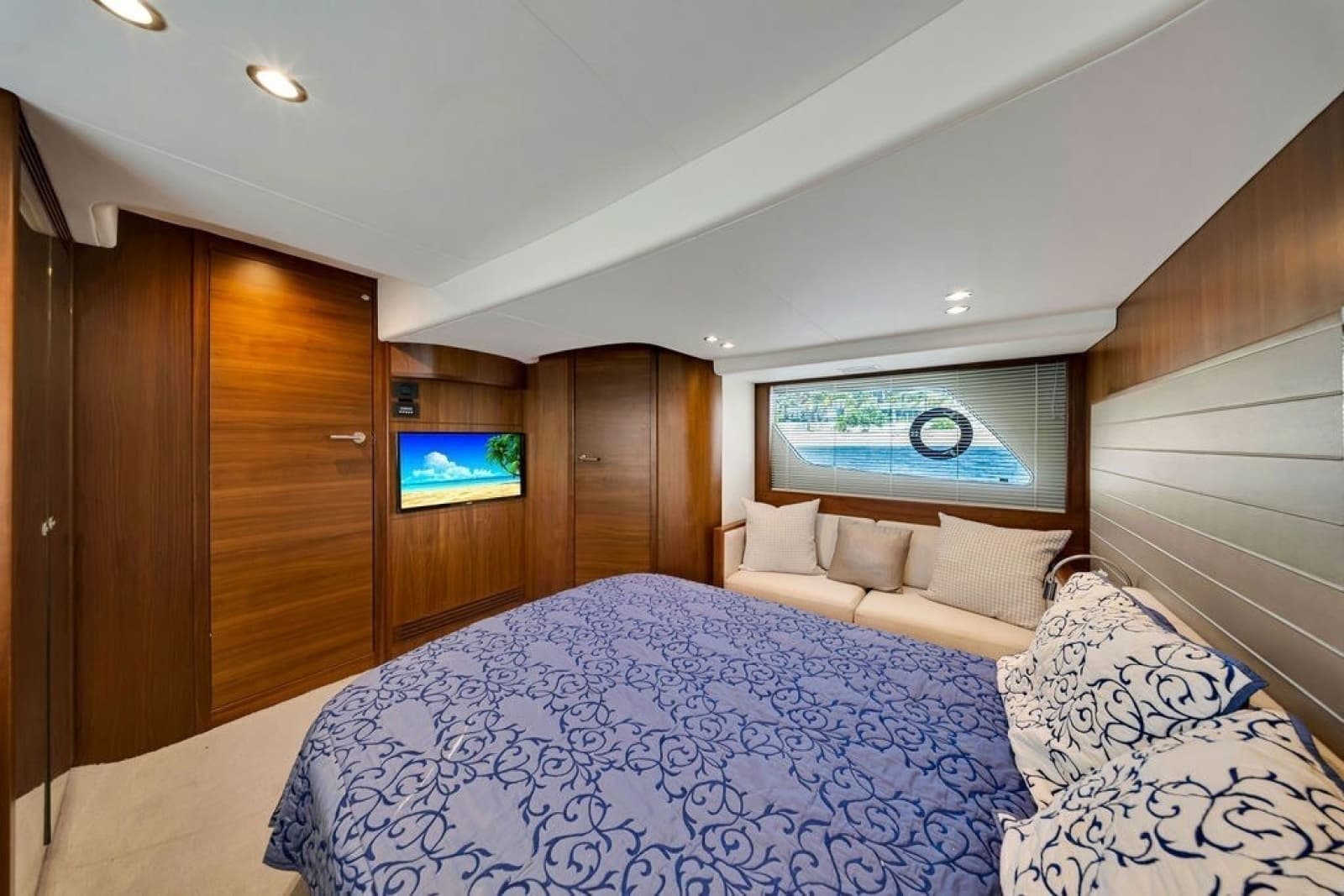 2015 Princess V48 - Photo 39