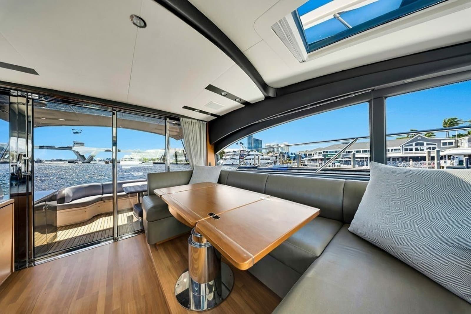 2015 Princess V48 - Photo 21