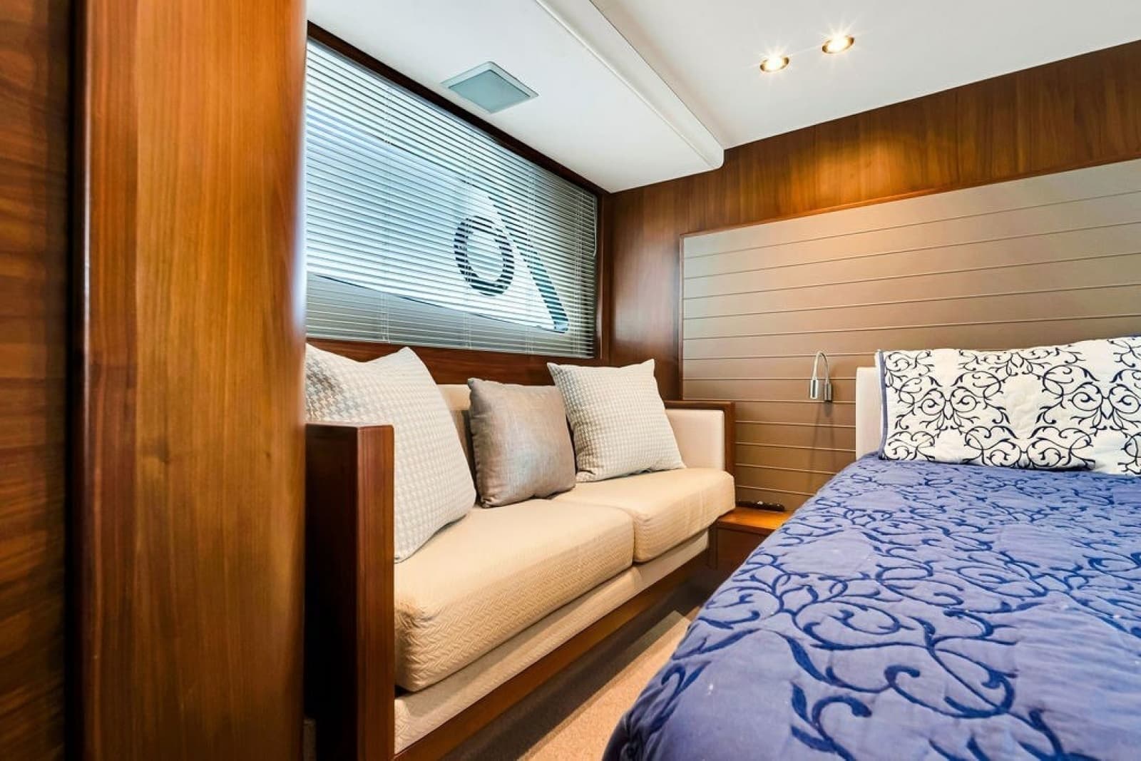 2015 Princess V48 - Photo 42