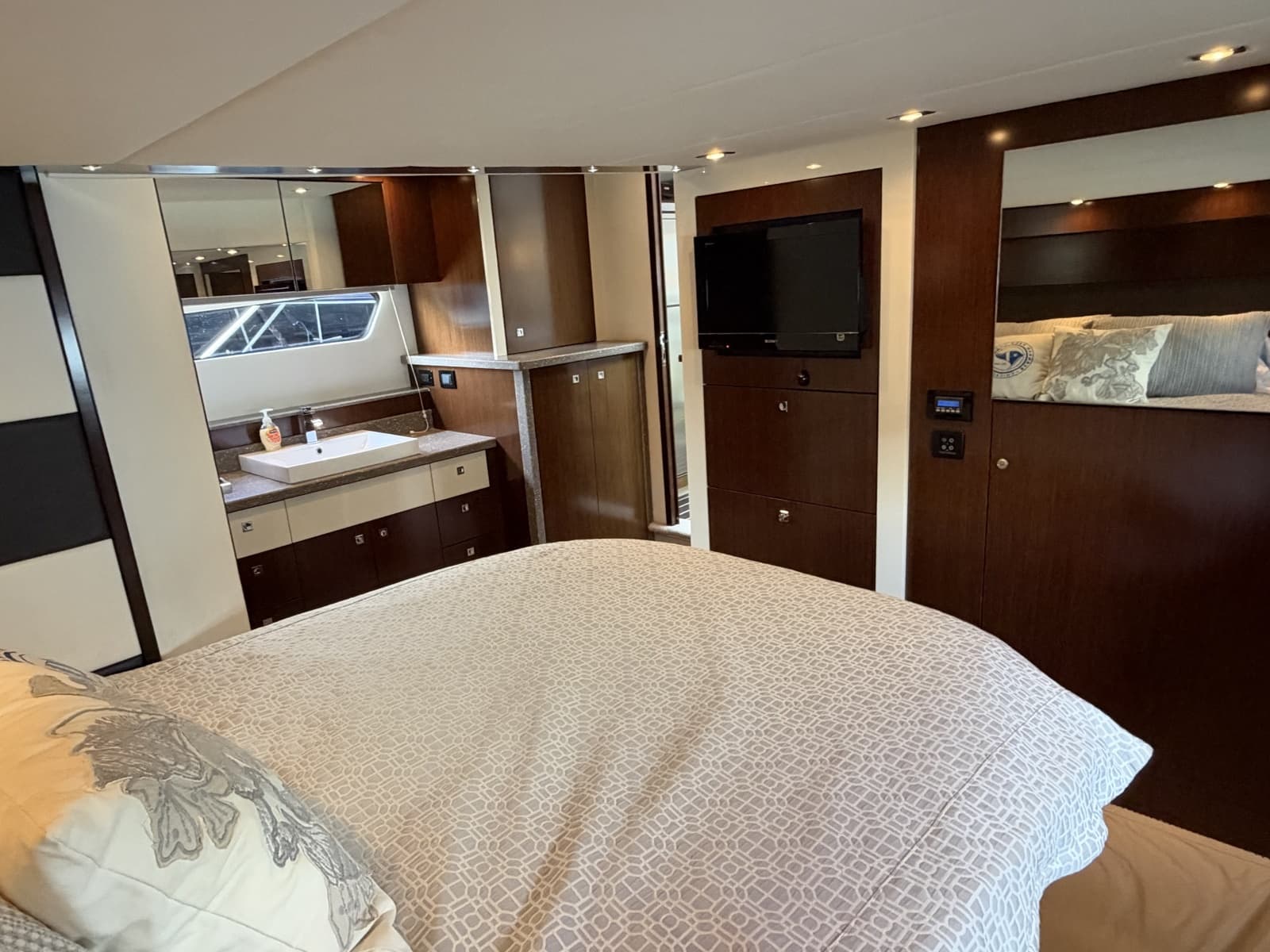 2011 Cruisers Yachts 48 Cantius - Photo 58