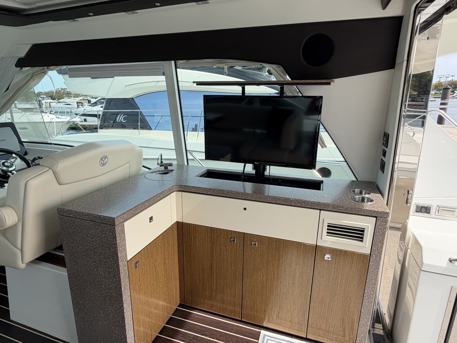 2011 Cruisers Yachts 48 Cantius - Photo 30