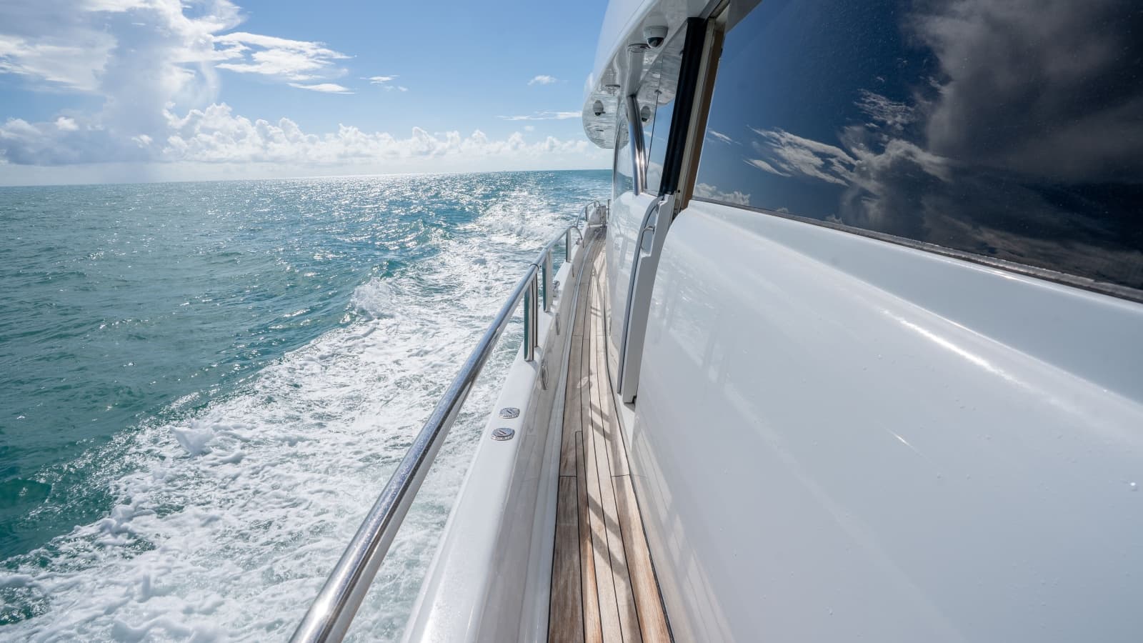 2006 Lazzara Yachts Skylounge - Photo 11